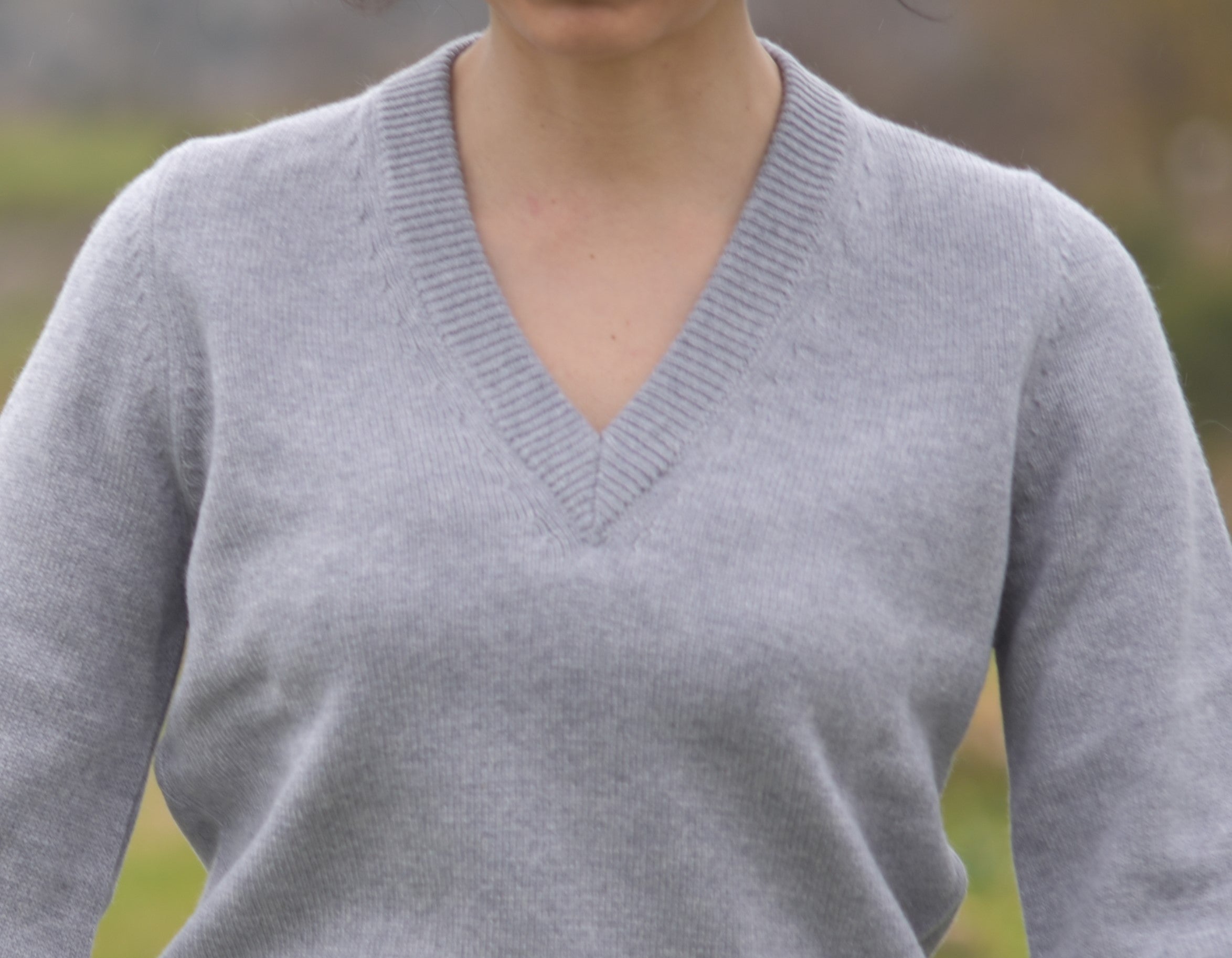 Maglia donna scollo a V in misto cashmere, seta e lana merino, con maniche a sbuffo e design elegante.