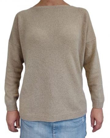 Maglia Donna Scollo Barca in Cashmere Rigenerato, design oversize e scollatura elegante, realizzata in Italia.