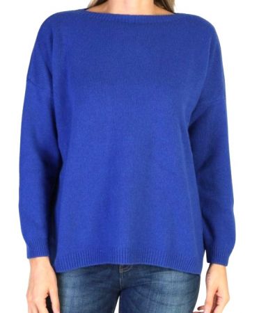 Maglia Donna Scollo Barca in Cashmere Rigenerato, design oversize e scollatura elegante, realizzata in Italia.