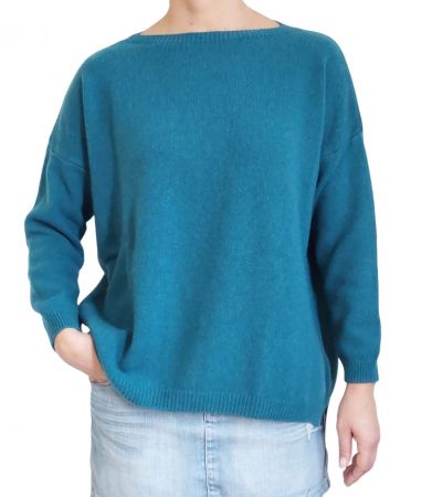 Maglia Donna Scollo Barca in Cashmere Rigenerato, design oversize e scollatura elegante, realizzata in Italia.