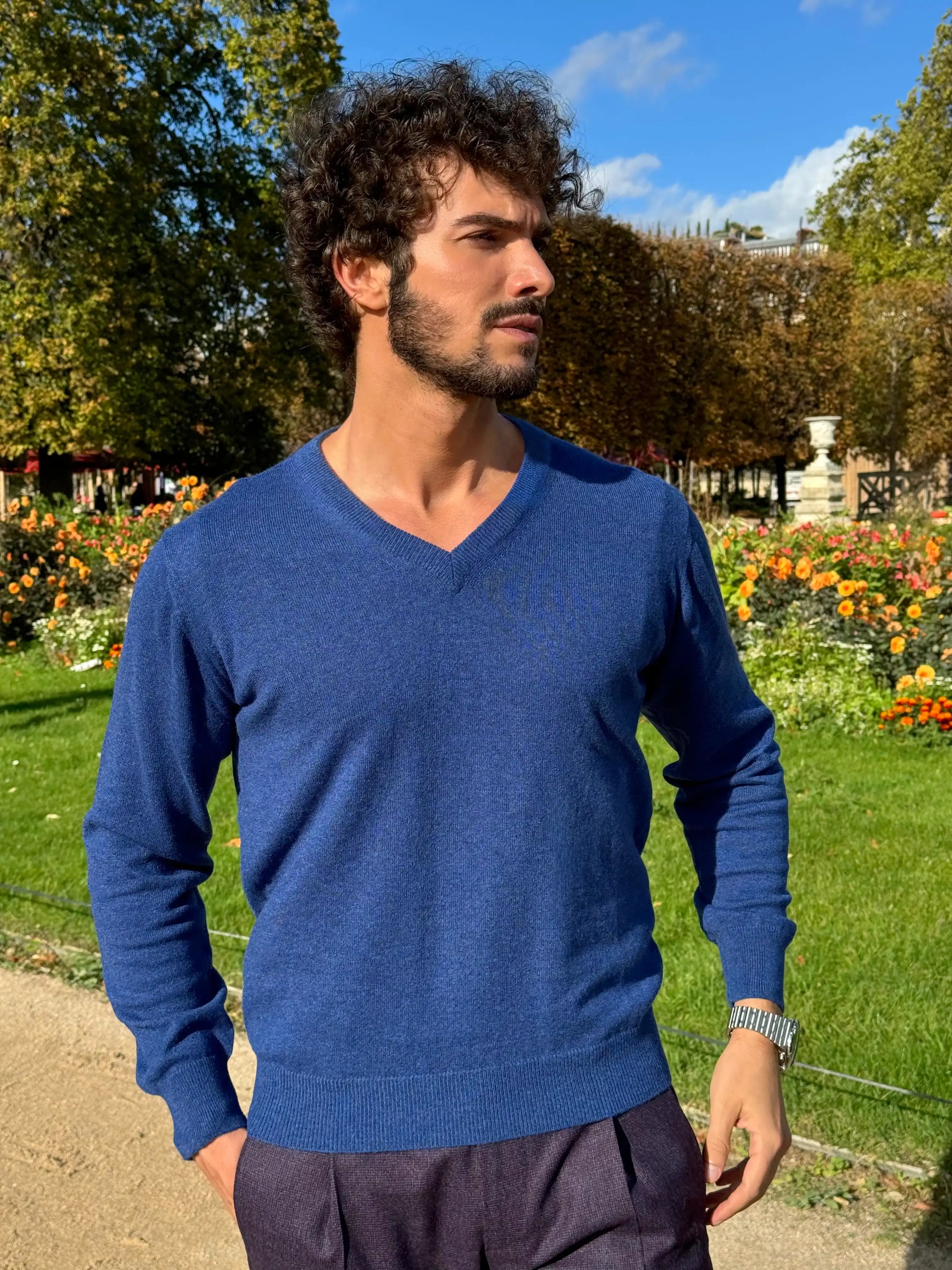 Maglia Uomo 100% Puro Cashmere Scollo a V, elegante e morbida, realizzata in Italia con filati naturali.