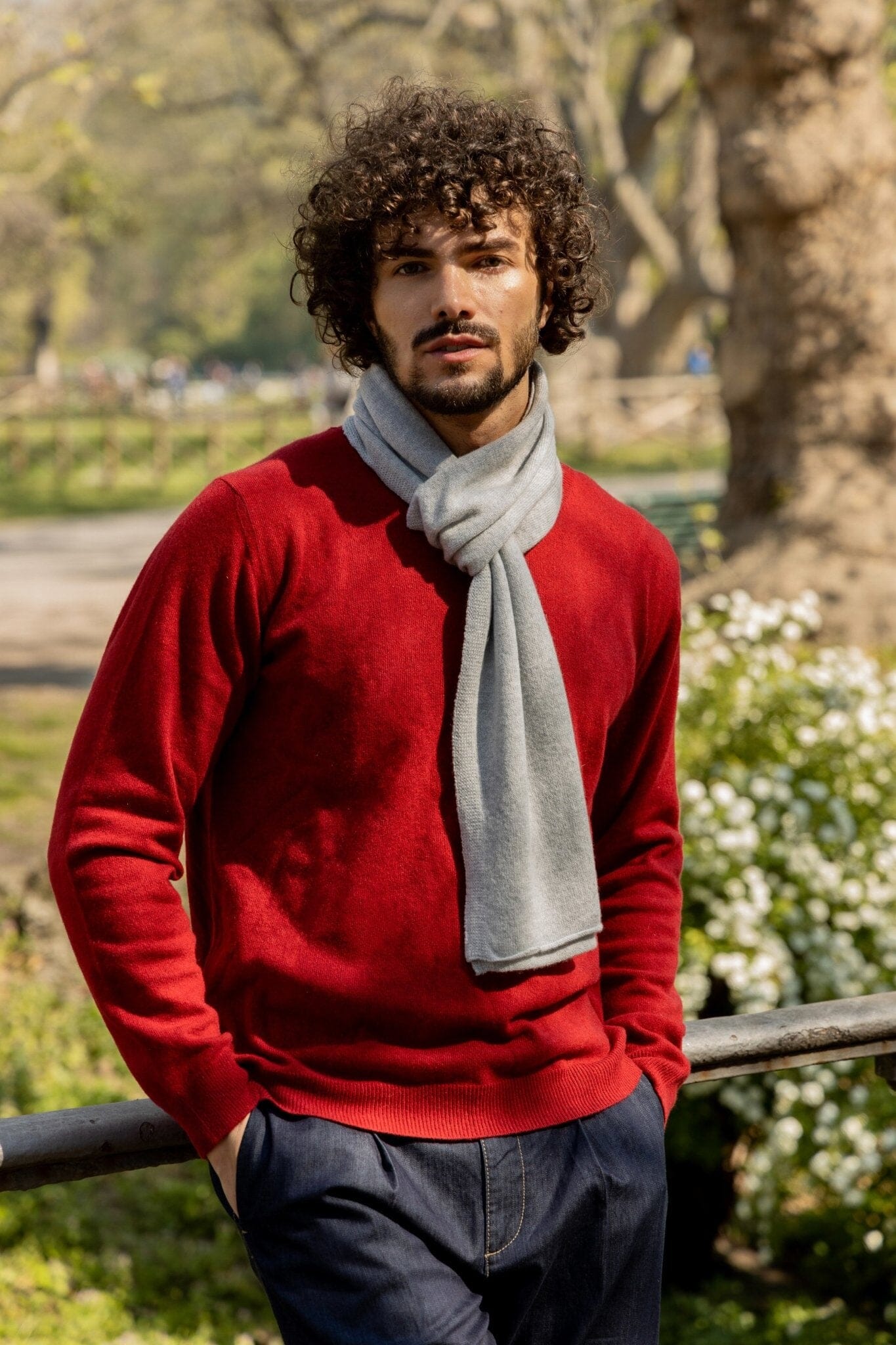 Maglia uomo calata in cashmere rigenerato, girocollo, disponibile in diverse taglie e colori, realizzata in Italia.