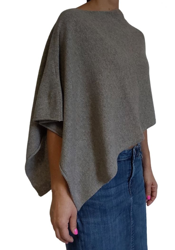 Mantella Donna in Cashmere Rigenerato, elegante poncho eco-friendly con design versatile e morbido, realizzato in Italia.