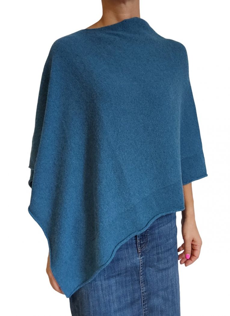 Mantella Donna in Cashmere Rigenerato, elegante poncho eco-friendly con design versatile e morbido, realizzato in Italia.