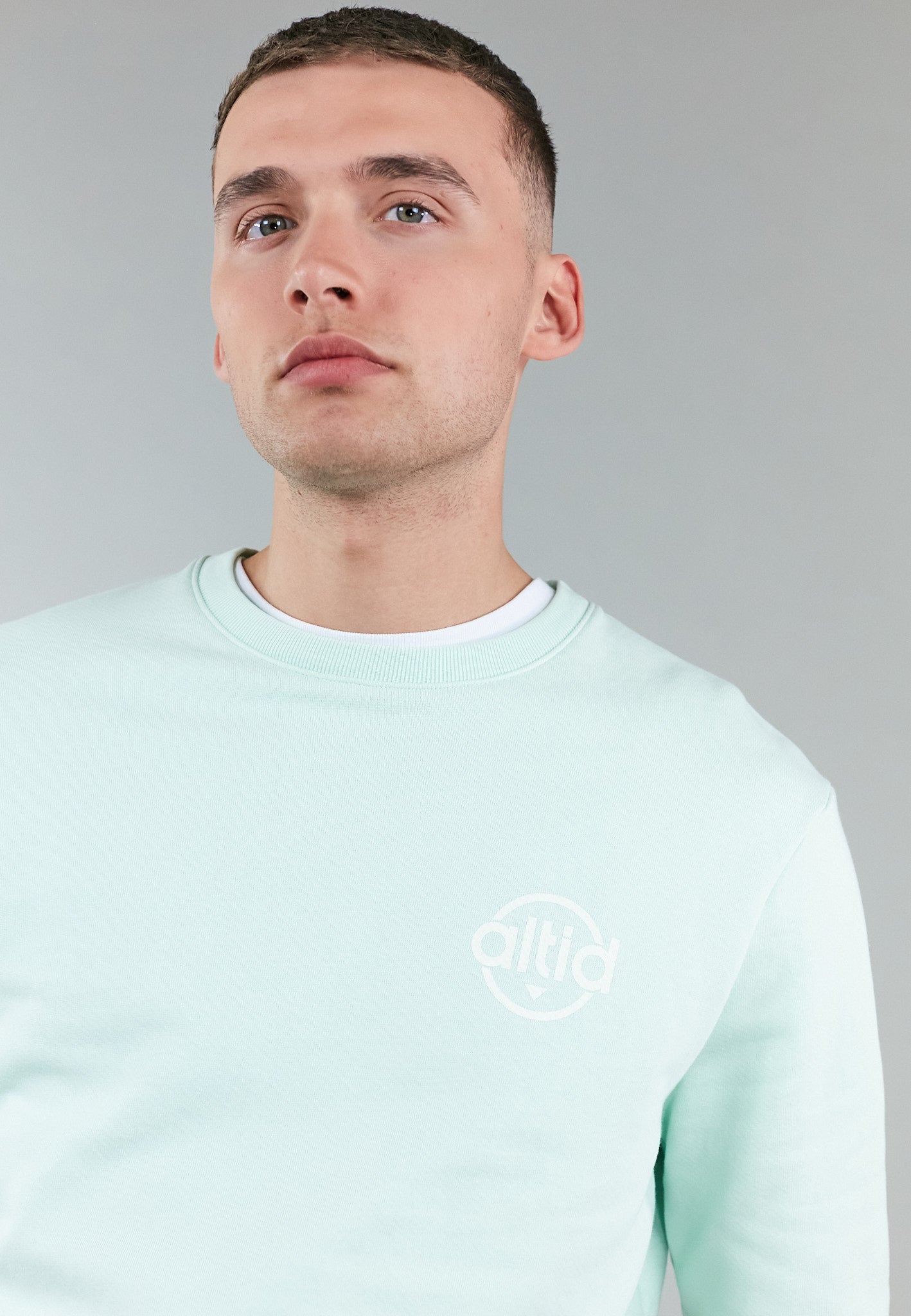 Mint graphic sweatshirt made from 100% organic cotton featuring altid logo on the chest, perfect for casual wear.