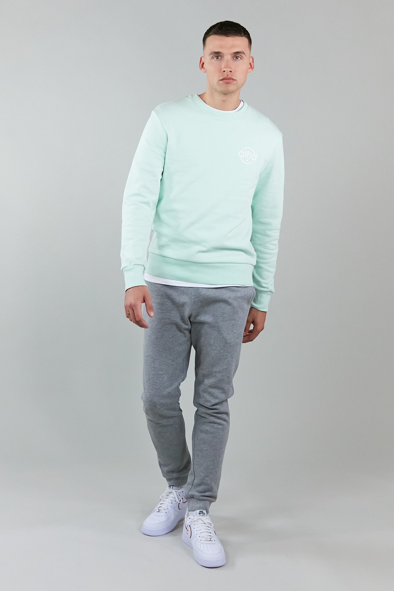 Mint graphic sweatshirt made from 100% organic cotton featuring altid logo on the chest, perfect for casual wear.