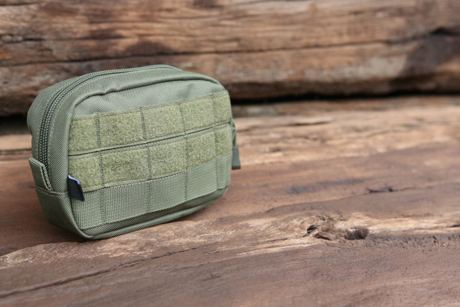 Molle Pouch Compact made of durable DEN600 polyester, featuring PALS loops and a high-quality zipper, ideal for tactical and outdoor use.