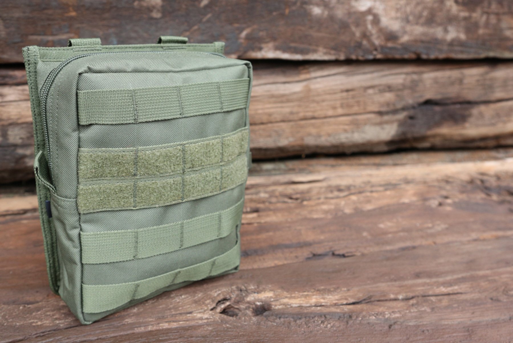 Molle Pouch Cross made from durable 600DEN polyester, featuring PALS fastening loops, high-quality zipper, and internal pockets for organization.