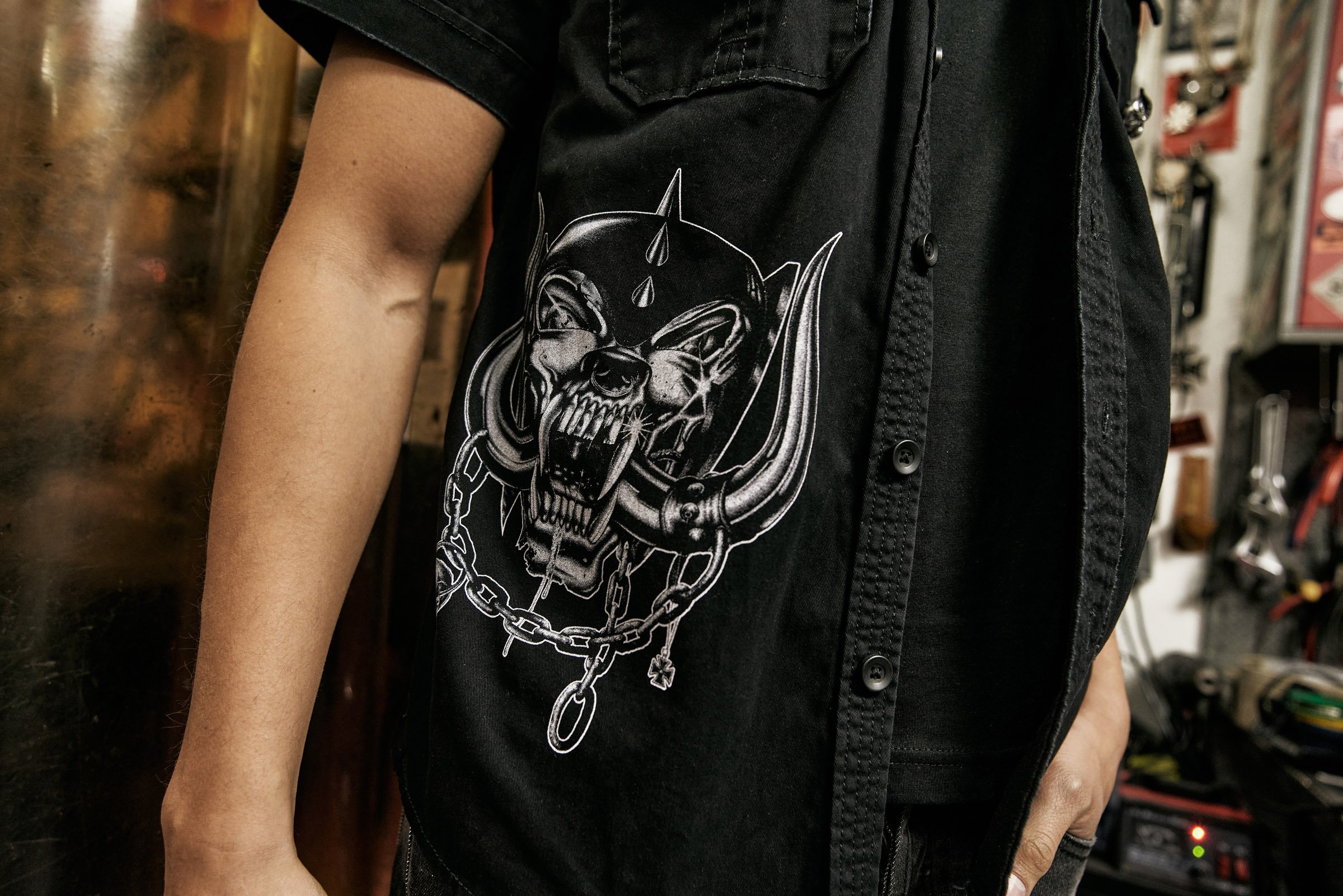 Motörhead Vintage Shirt featuring 3D print on back, Warpig front design, and detachable metal pin.