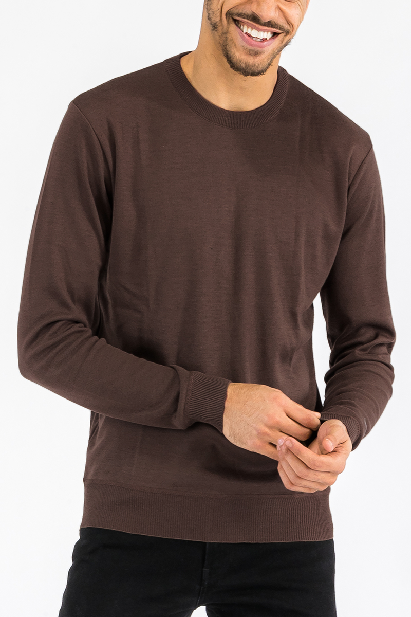 A stylish round neck knit sweater in a regular fit, made from 100% polyester, perfect for layering and everyday wear.