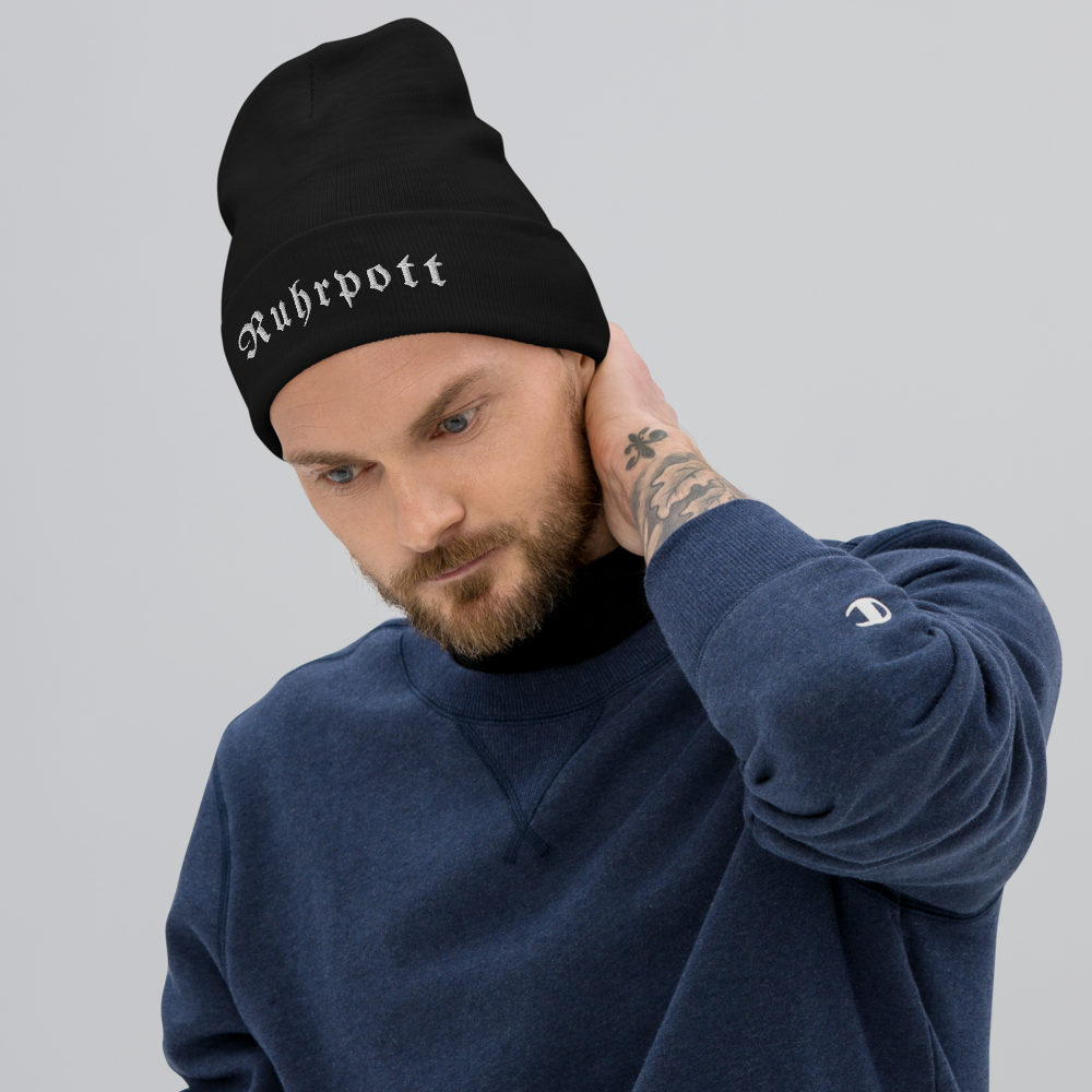 RUHRPOTT Bestickte Beanie in warmen Farben, aus Baumwoll-Acryl-Mischung, ideal für kalte Tage.