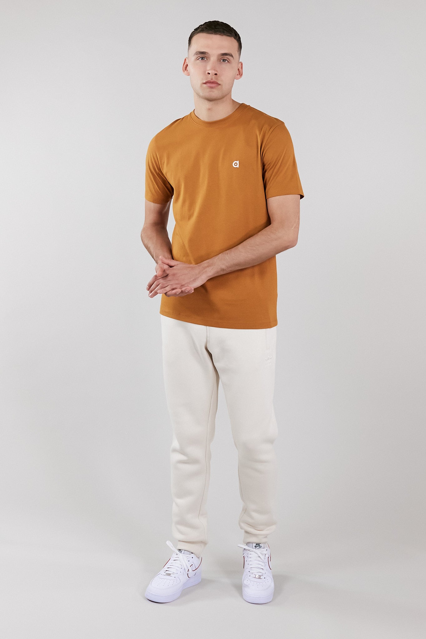 A rust low carbon t-shirt made from 100% organic cotton, featuring a regular fit and an embroidered altid logo.