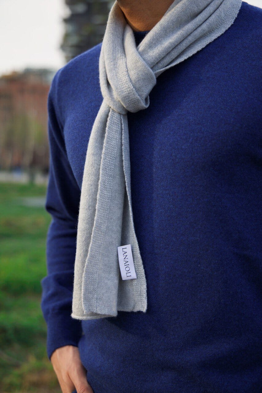 Sciarpa Uomo 100% Cashmere in vari colori, morbida e leggera, ideale per l'inverno.