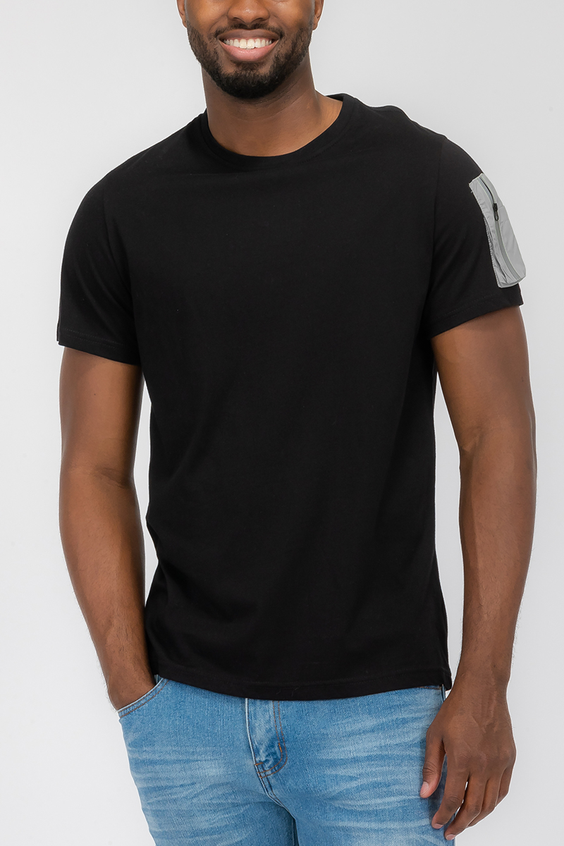 A stylish SLEEVE POUCH TEE made of 100% cotton featuring a zippered pocket on the left sleeve, perfect for casual wear.