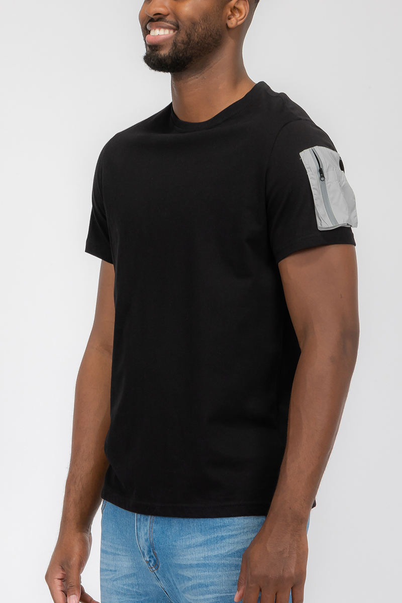 A stylish SLEEVE POUCH TEE made of 100% cotton featuring a zippered pocket on the left sleeve, perfect for casual wear.