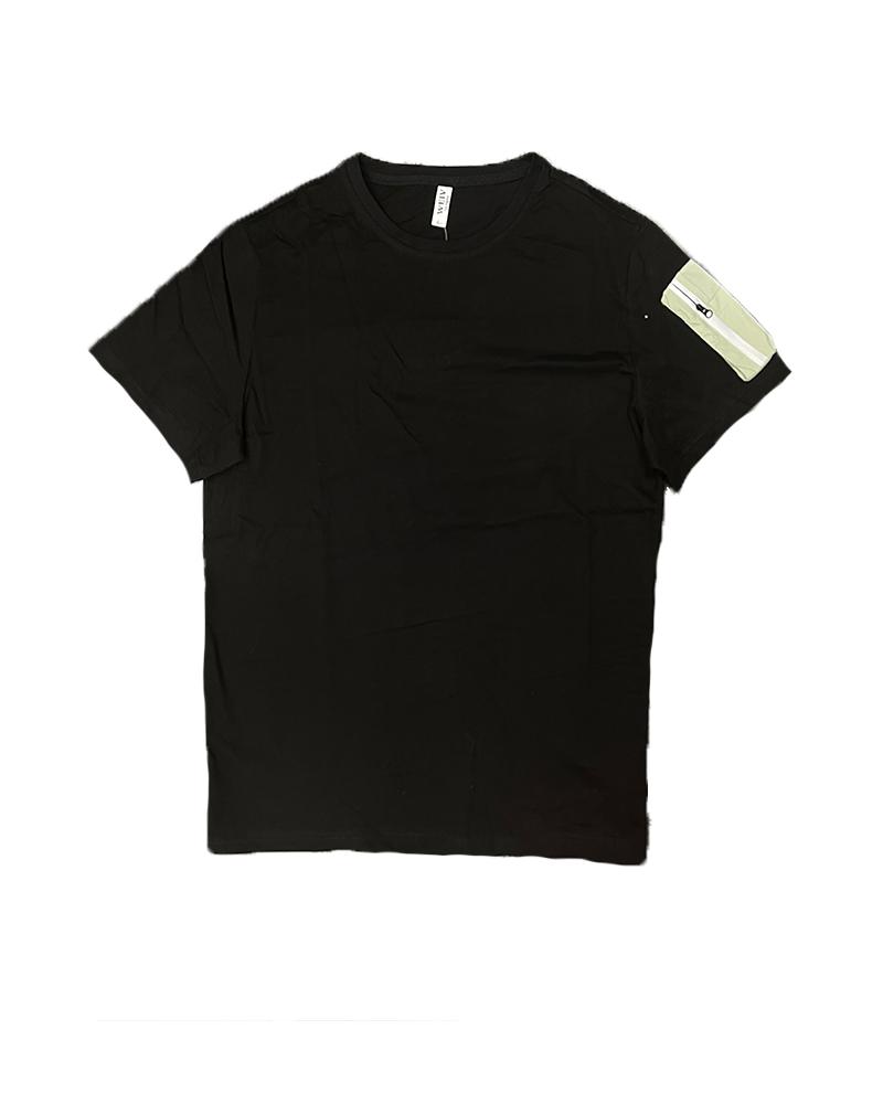 A stylish SLEEVE POUCH TEE made of 100% cotton featuring a zippered pocket on the left sleeve, perfect for casual wear.