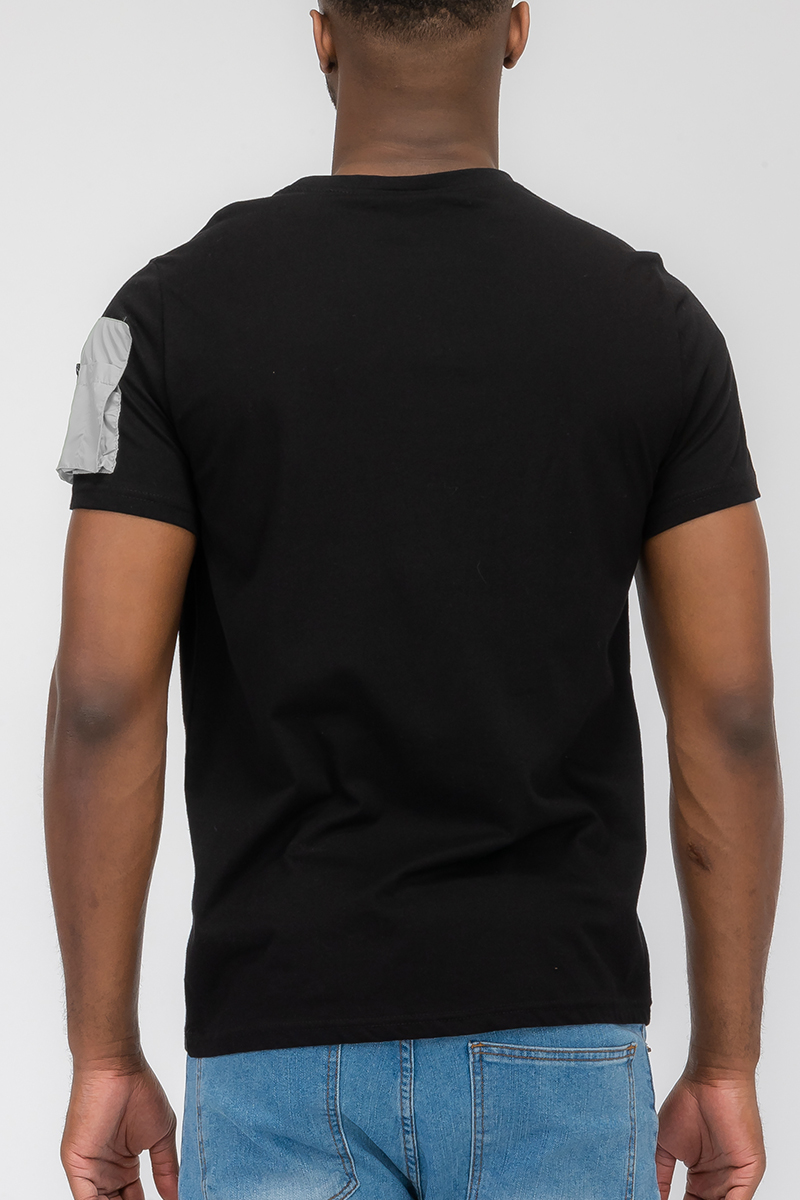 A stylish SLEEVE POUCH TEE made of 100% cotton featuring a zippered pocket on the left sleeve, perfect for casual wear.