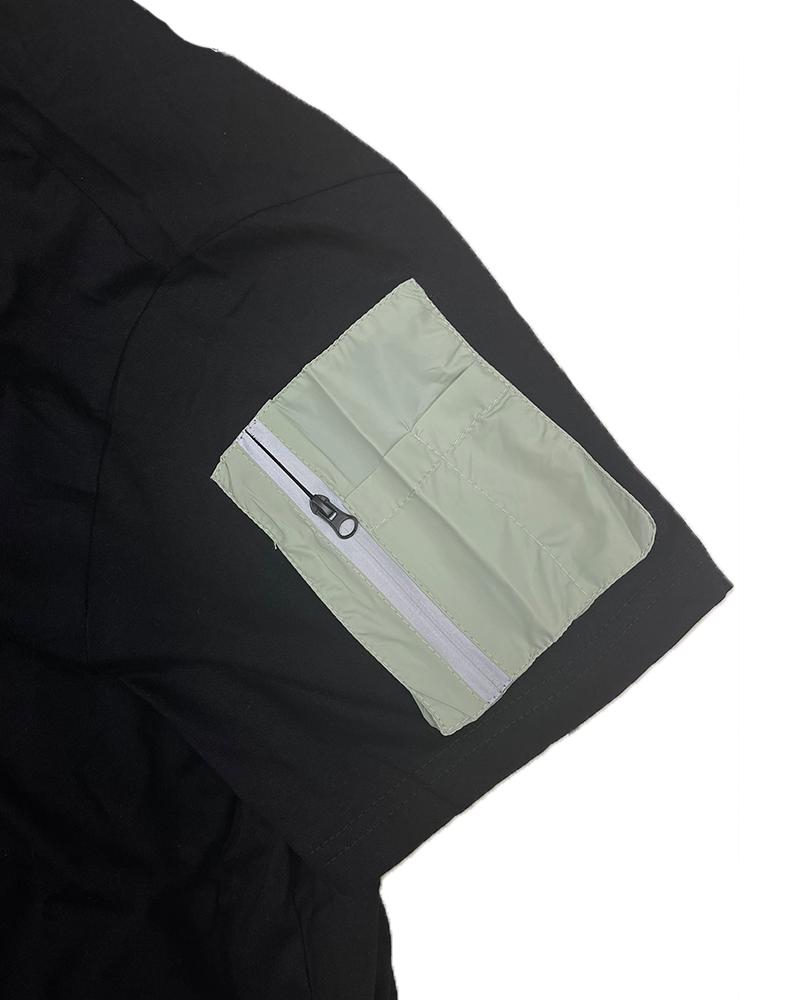 A stylish SLEEVE POUCH TEE made of 100% cotton featuring a zippered pocket on the left sleeve, perfect for casual wear.