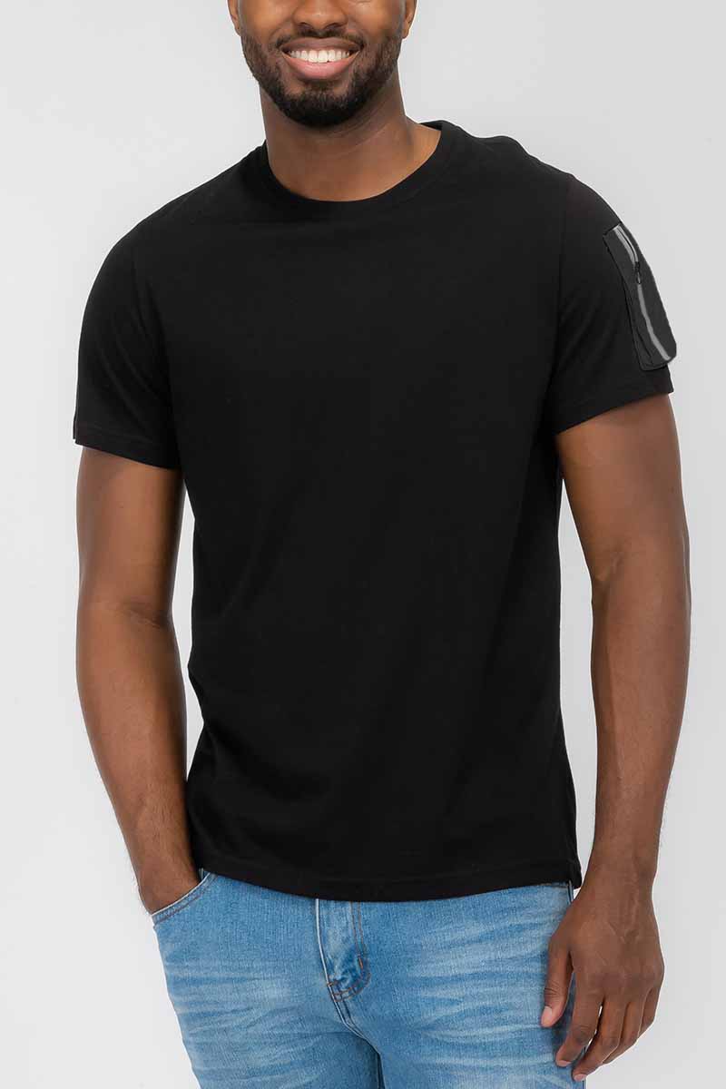 A stylish SLEEVE POUCH TEE made of 100% cotton featuring a zippered pocket on the left sleeve, perfect for casual wear.