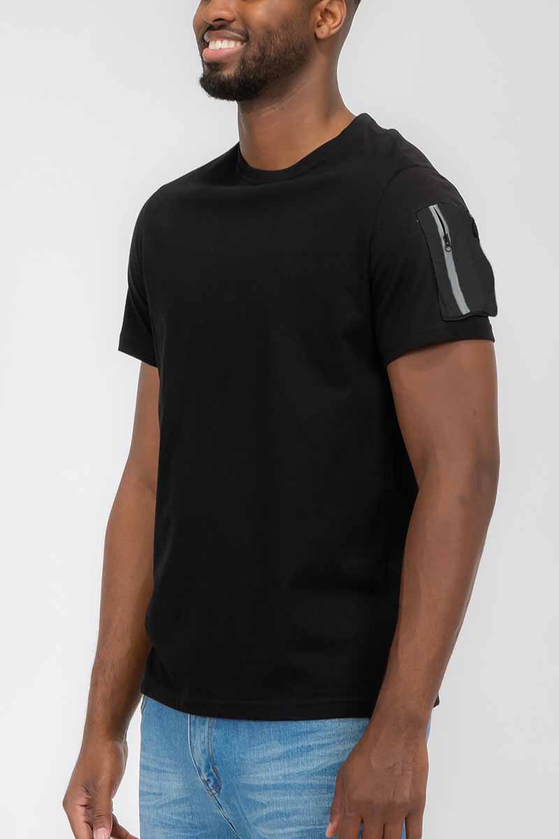 A stylish SLEEVE POUCH TEE made of 100% cotton featuring a zippered pocket on the left sleeve, perfect for casual wear.