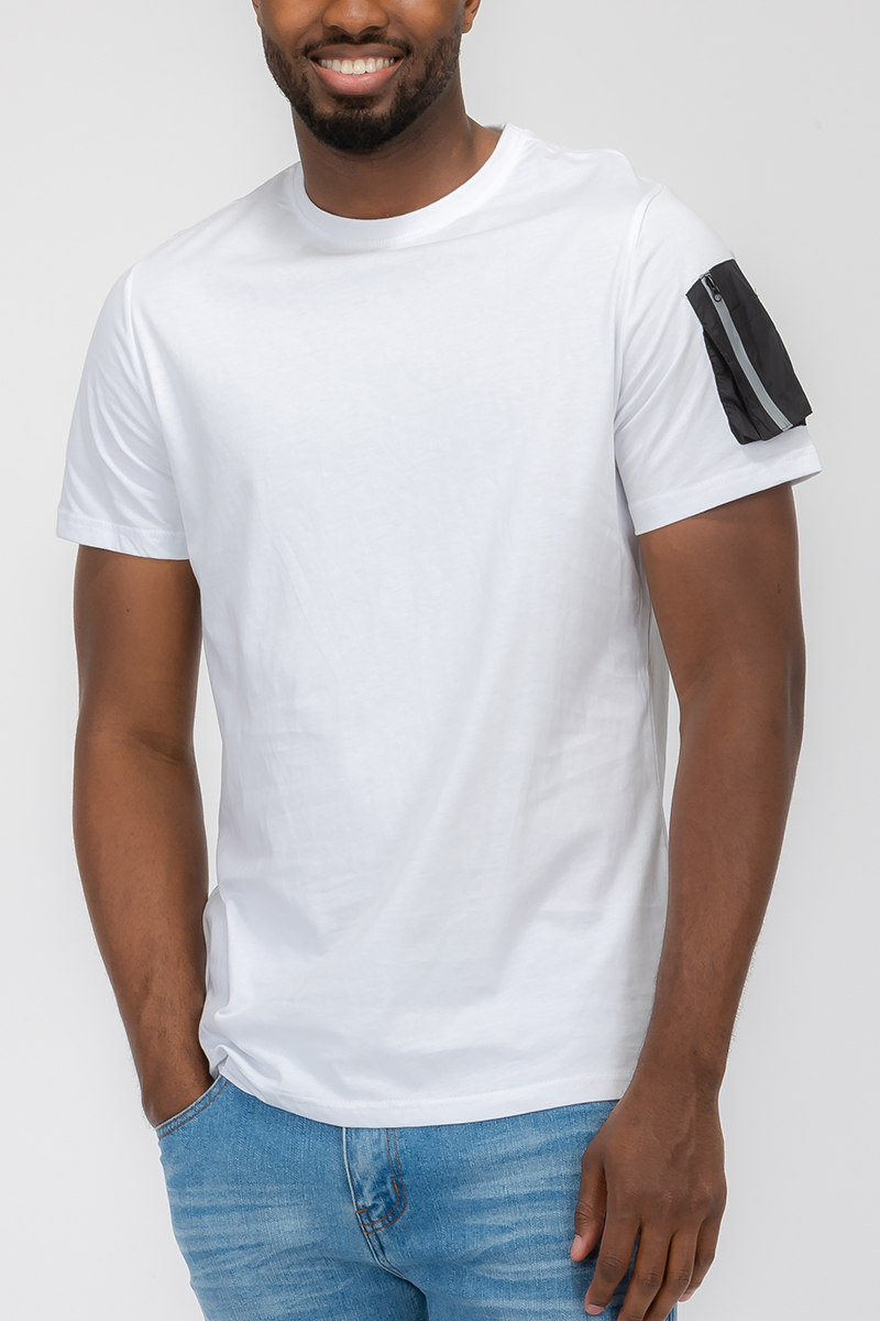 A stylish SLEEVE POUCH TEE made of 100% cotton featuring a zippered pocket on the left sleeve, perfect for casual wear.