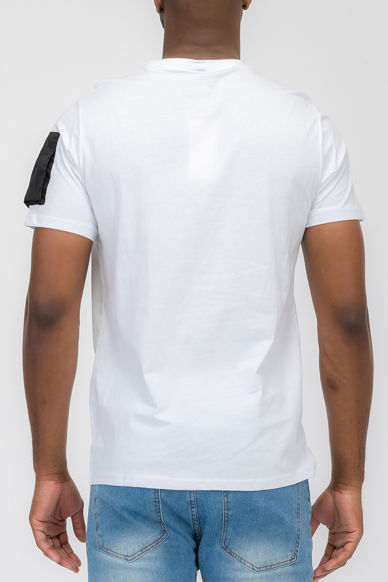 A stylish SLEEVE POUCH TEE made of 100% cotton featuring a zippered pocket on the left sleeve, perfect for casual wear.