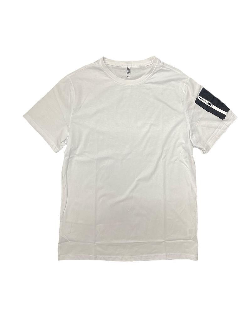 A stylish SLEEVE POUCH TEE made of 100% cotton featuring a zippered pocket on the left sleeve, perfect for casual wear.