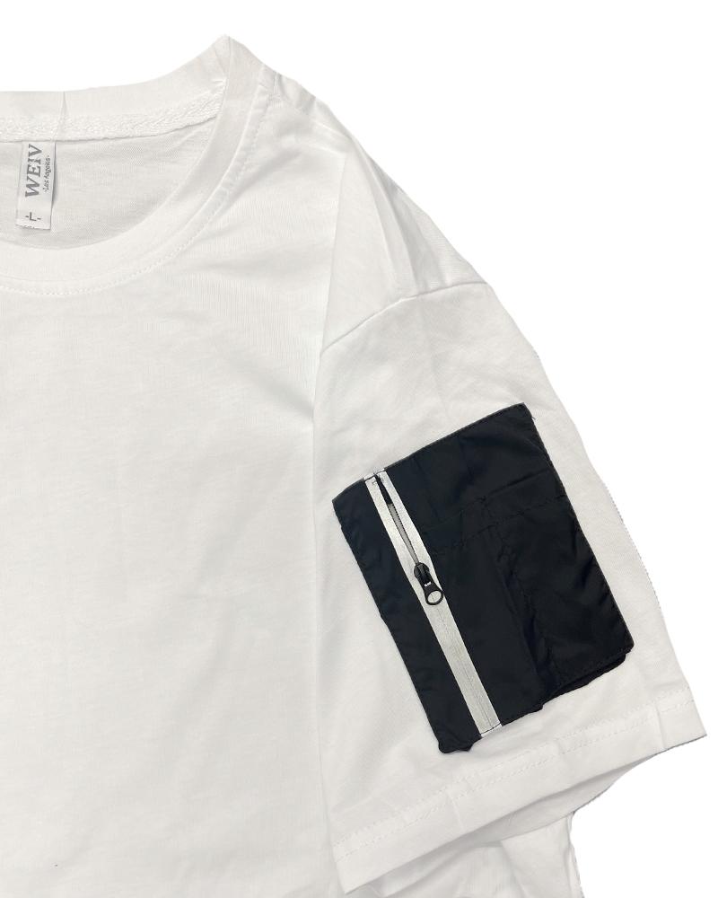 A stylish SLEEVE POUCH TEE made of 100% cotton featuring a zippered pocket on the left sleeve, perfect for casual wear.