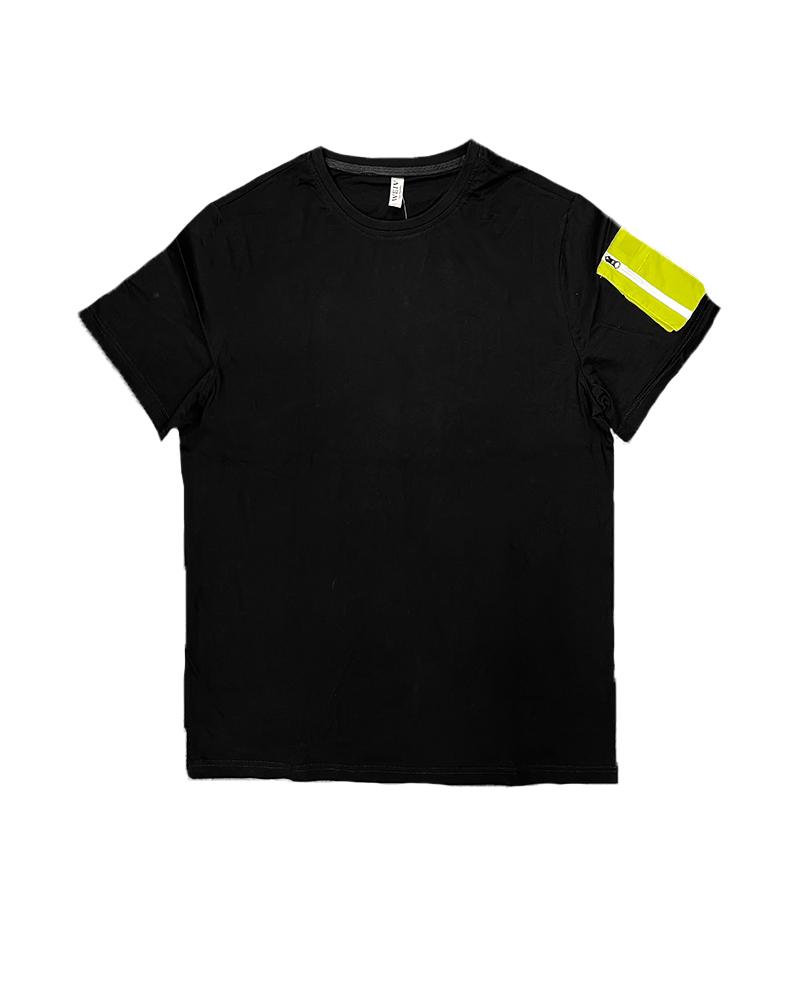 A stylish SLEEVE POUCH TEE made of 100% cotton featuring a zippered pocket on the left sleeve, perfect for casual wear.