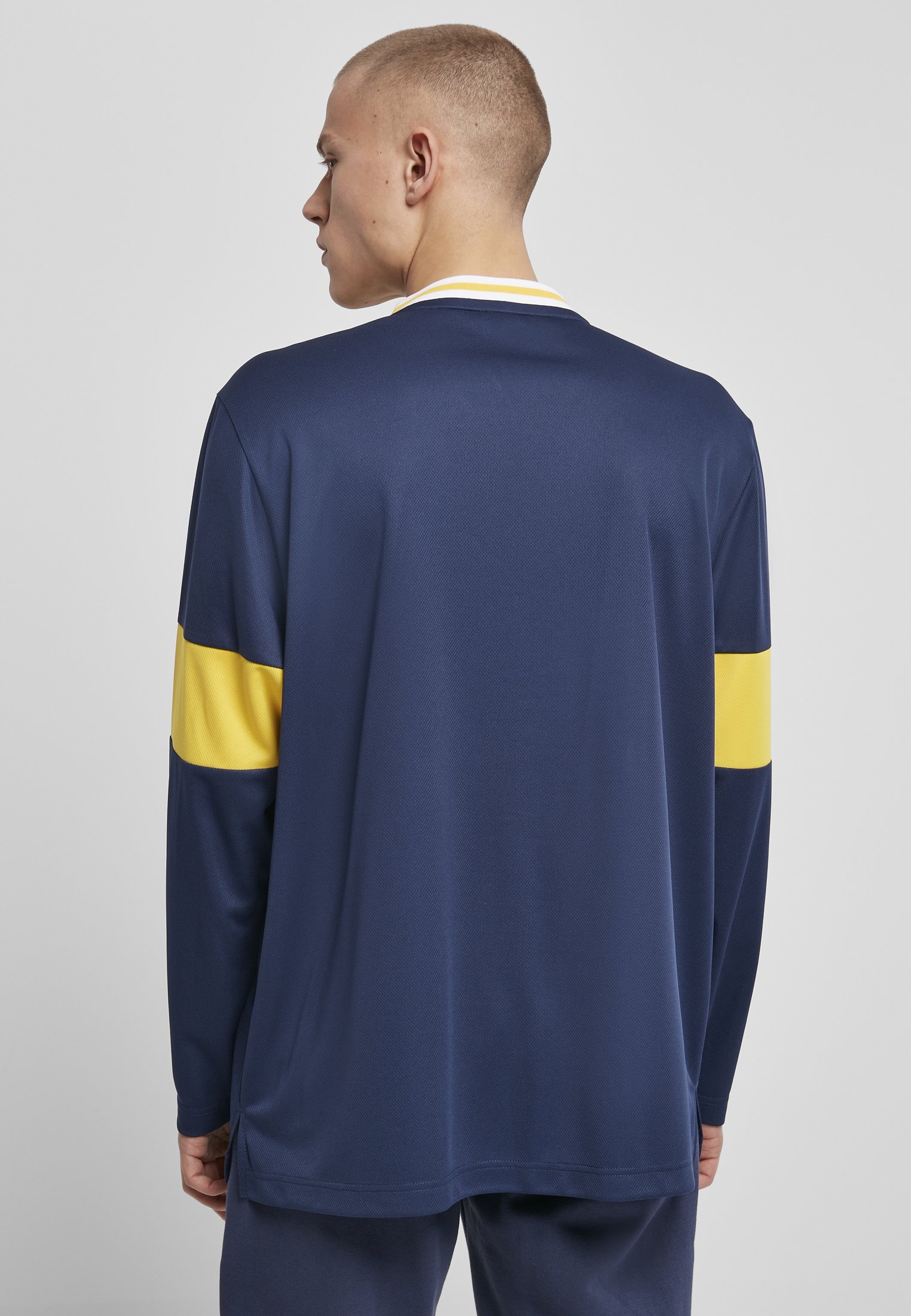 A stylish Starter Mesh Longsleeve made from 100% polyester, featuring close hole mesh for breathability, perfect for active wear.