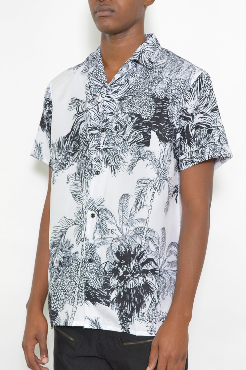 The Valley Short Sleeve Shirt WS7416 in a stylish design, showcasing its regular fit and lightweight polyester fabric.