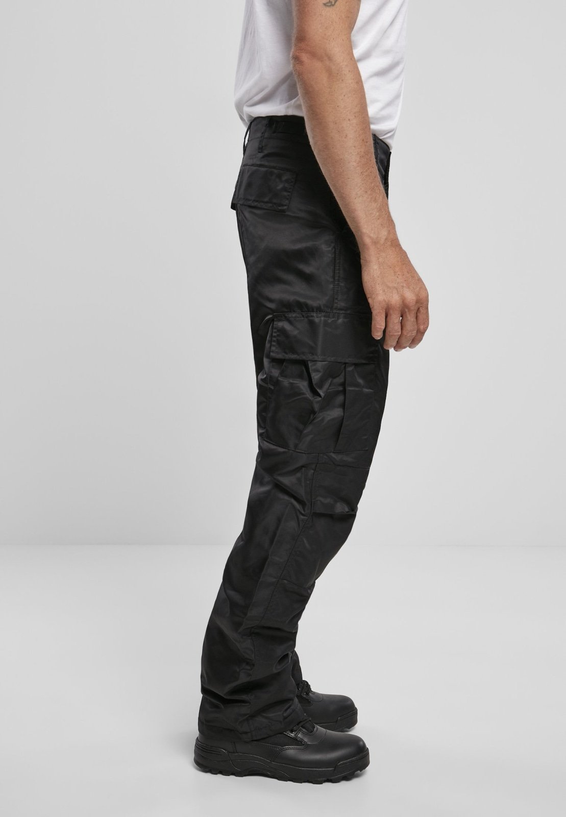 A pair of stylish thermal pants designed for cold weather, featuring a water-repellent outer layer and a cozy lined interior.