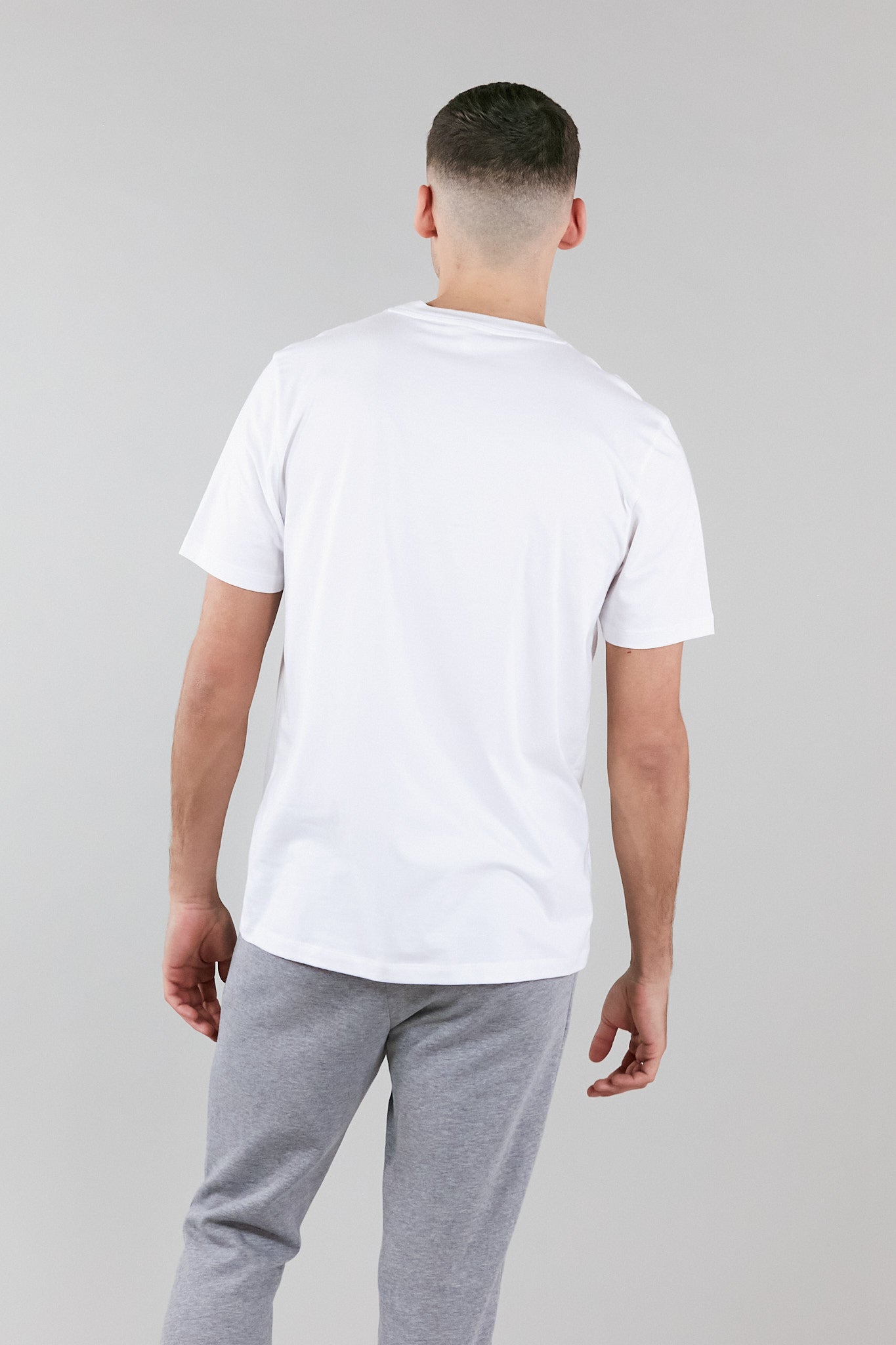 A stylish white graphic t-shirt made from 100% pure cotton, featuring a crew neck and an altid printed logo, perfect for versatile wear.