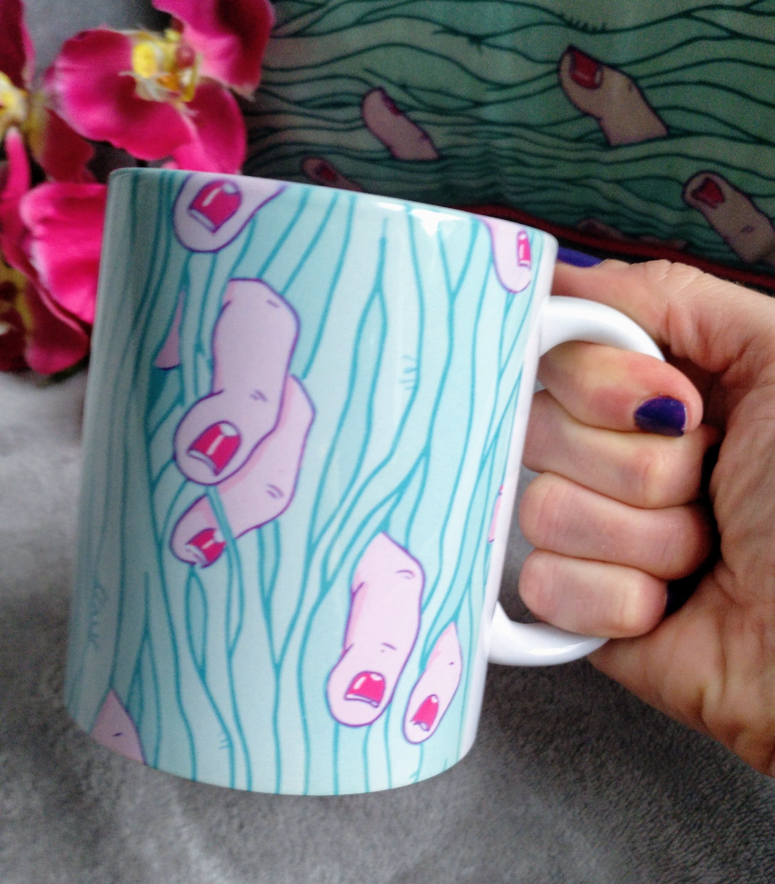 Ceramic Mug Finger Jungle featuring intricate vine patterns and vibrant colors, perfect for coffee or tea.