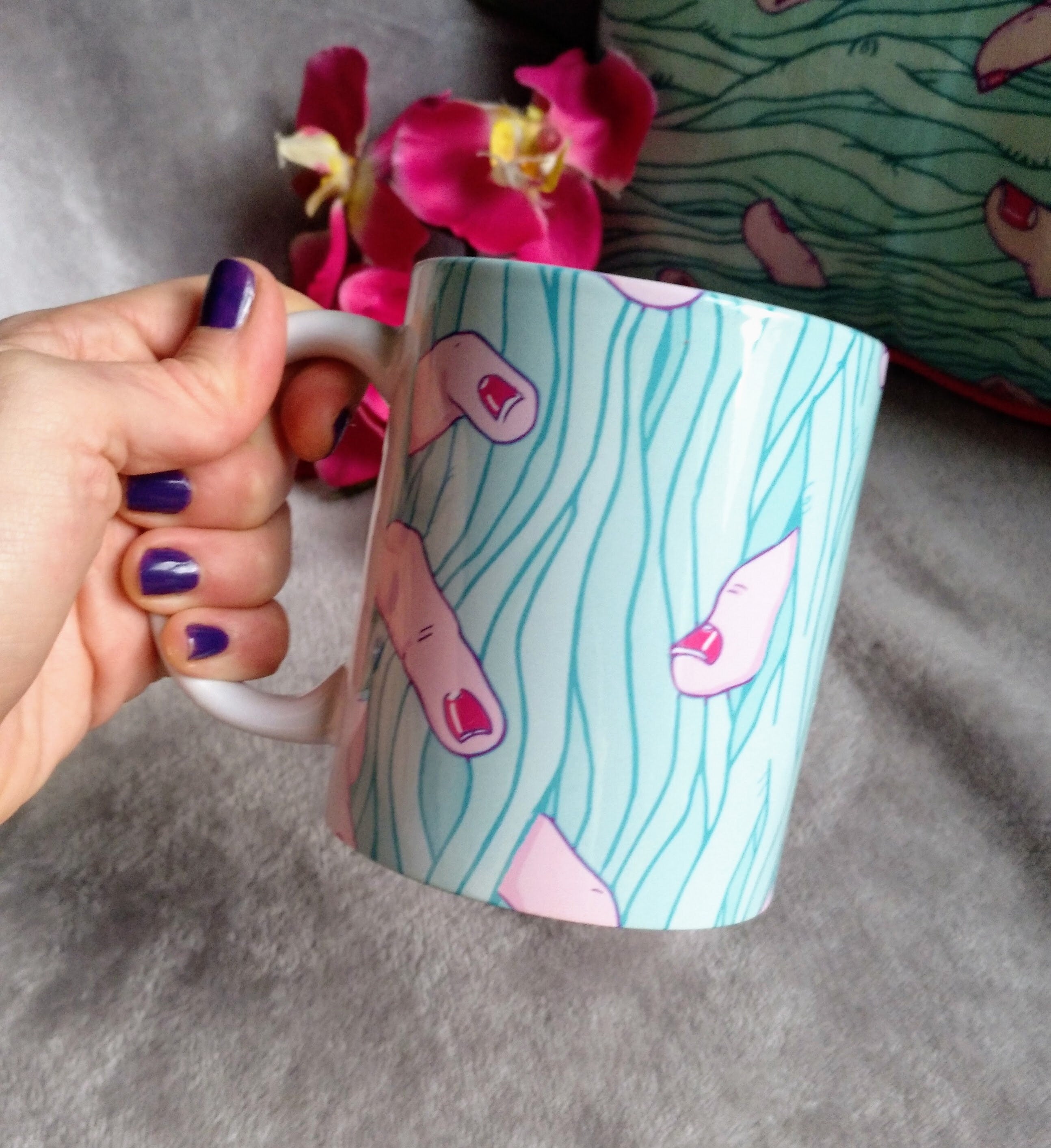 Ceramic Mug Finger Jungle featuring intricate vine patterns and vibrant colors, perfect for coffee or tea.