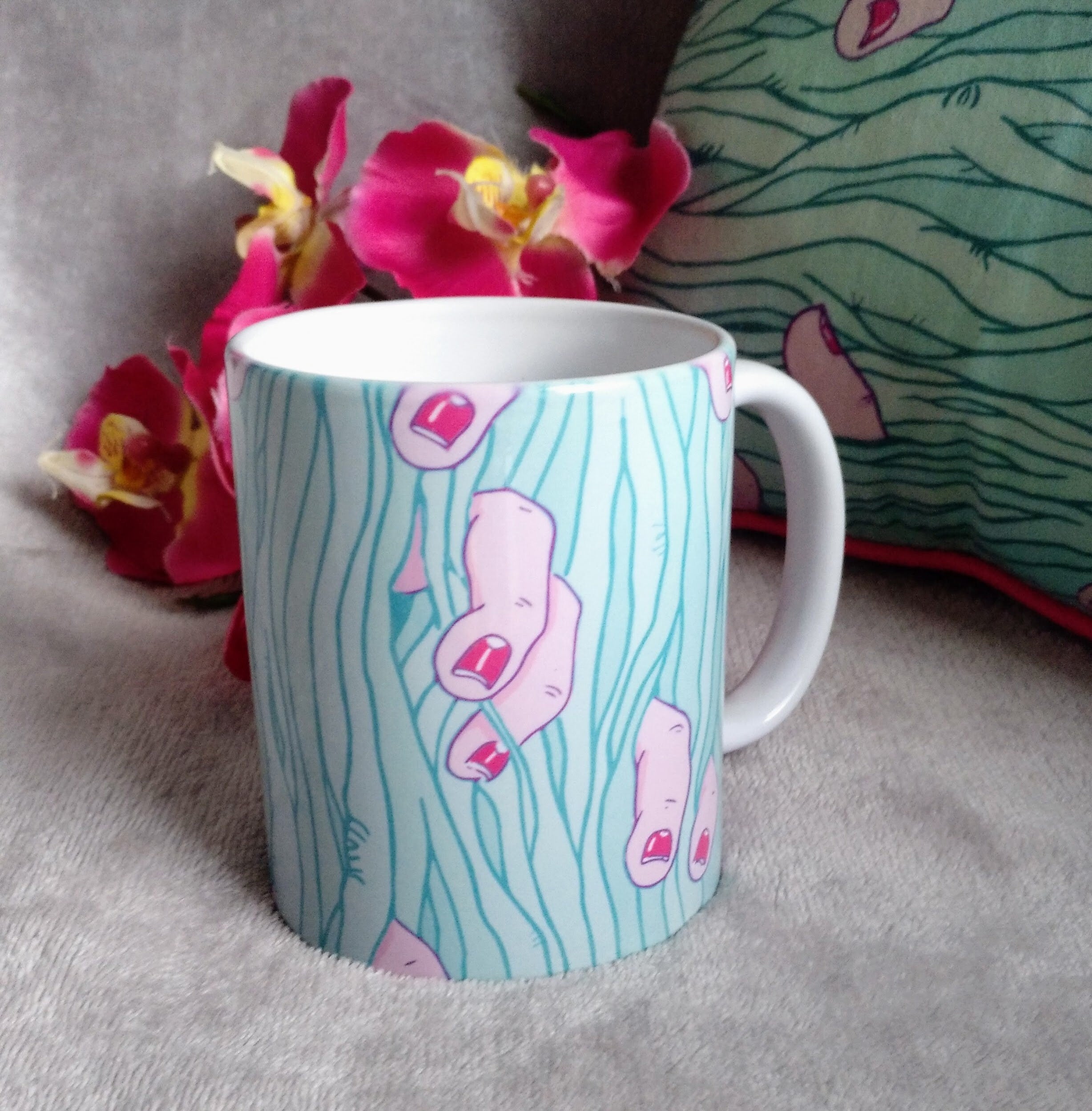 Ceramic Mug Finger Jungle featuring intricate vine patterns and vibrant colors, perfect for coffee or tea.