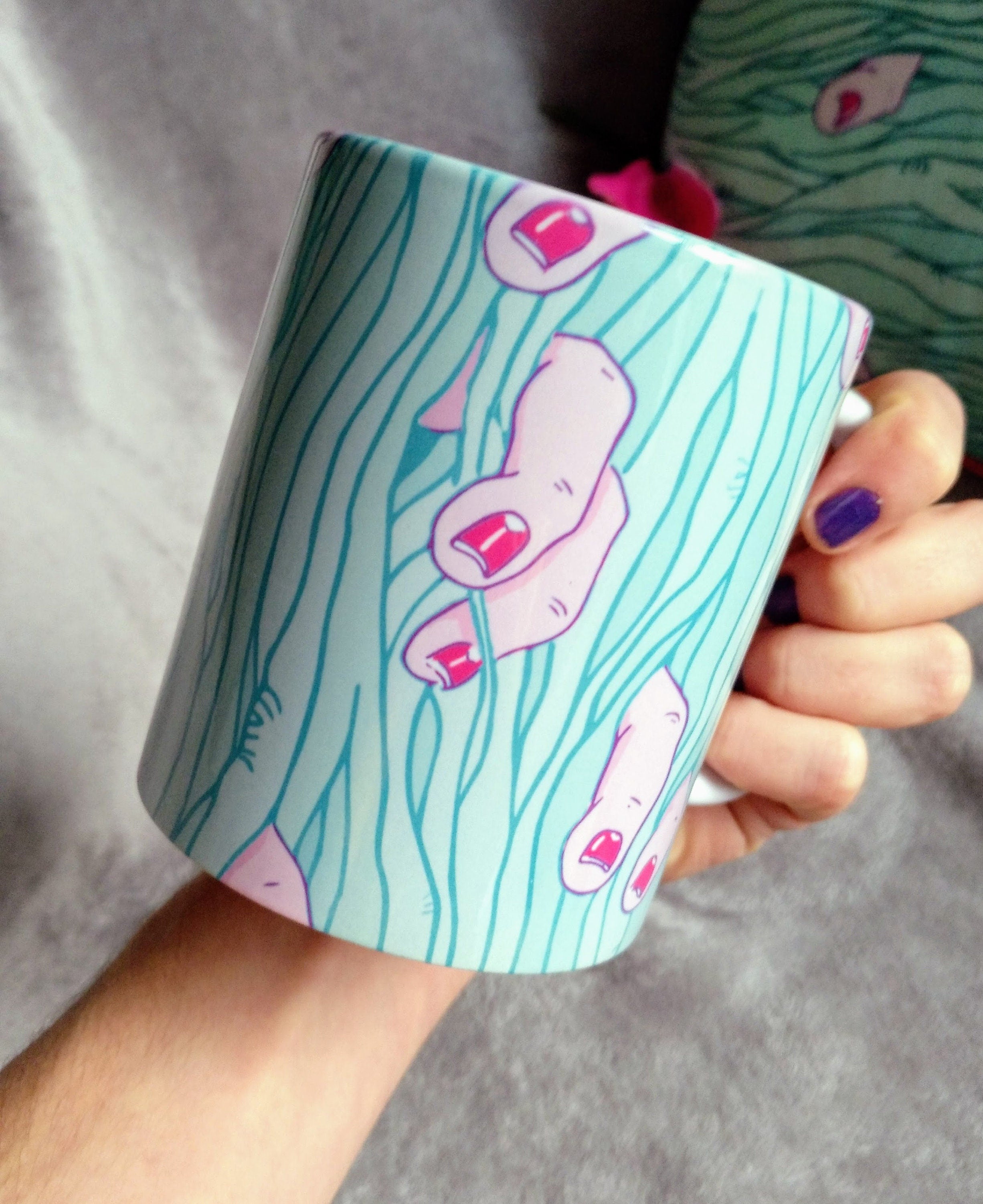 Ceramic Mug Finger Jungle featuring intricate vine patterns and vibrant colors, perfect for coffee or tea.