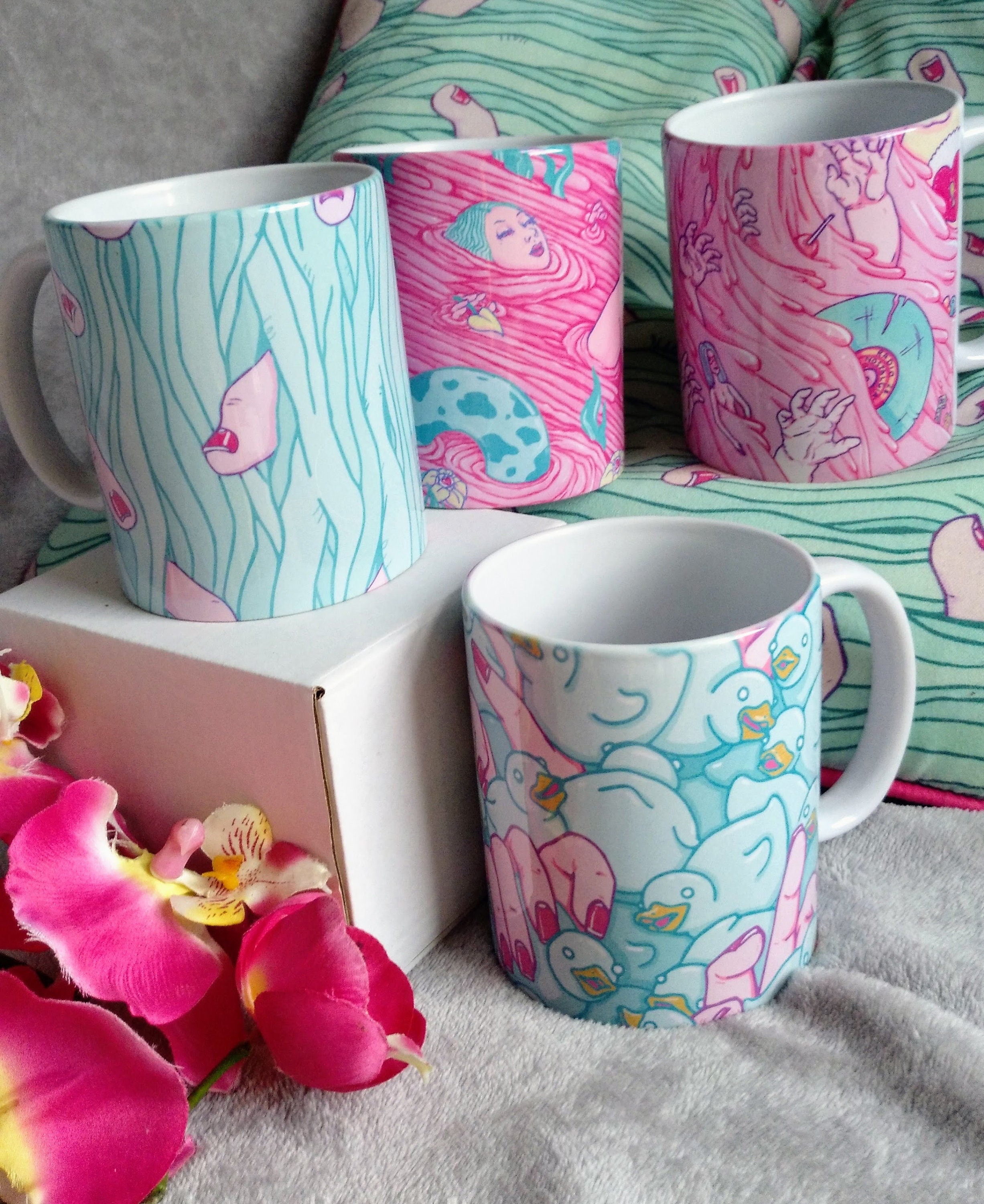 Ceramic Mug Finger Jungle featuring intricate vine patterns and vibrant colors, perfect for coffee or tea.