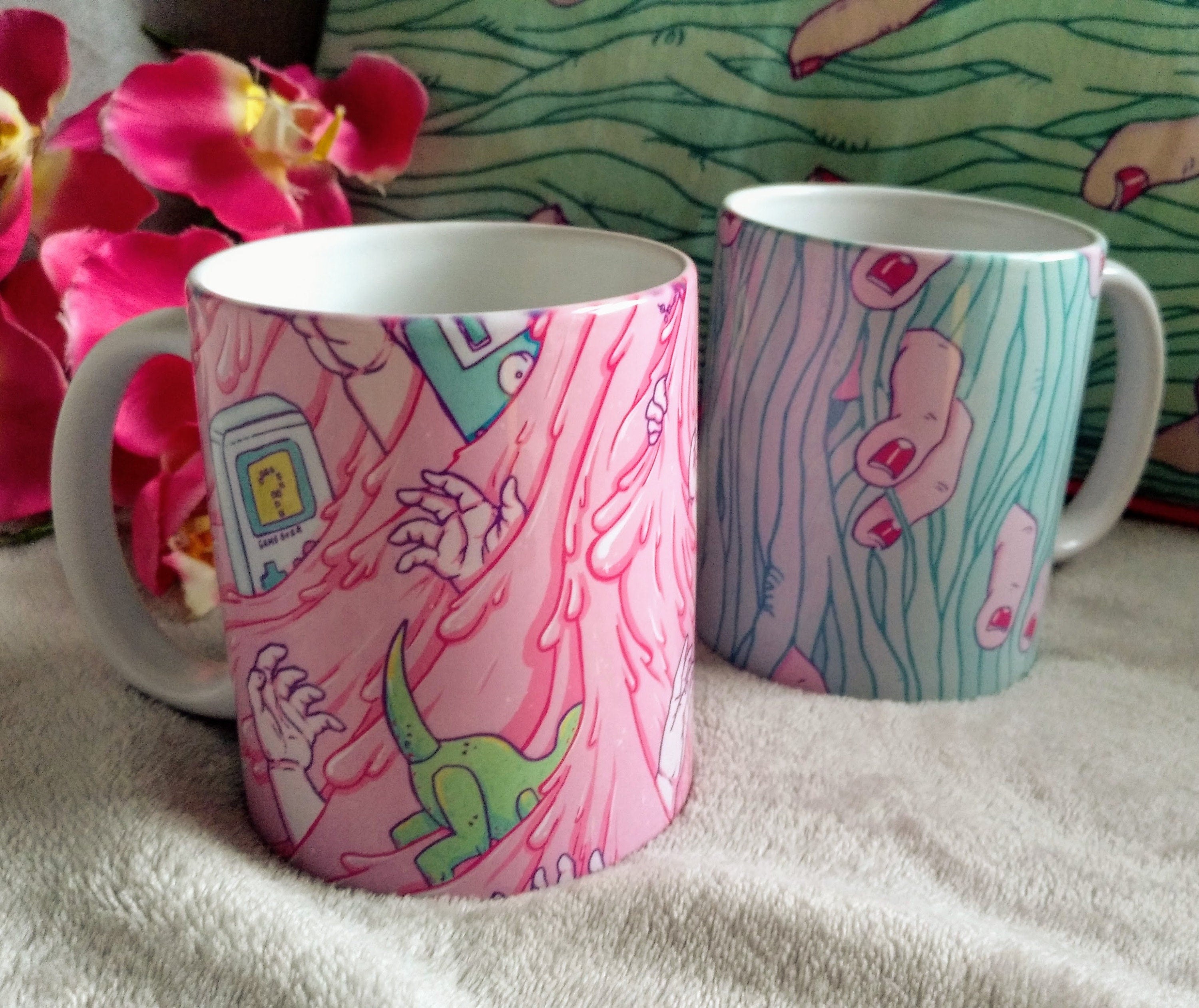 Ceramic Mug Finger Jungle featuring intricate vine patterns and vibrant colors, perfect for coffee or tea.