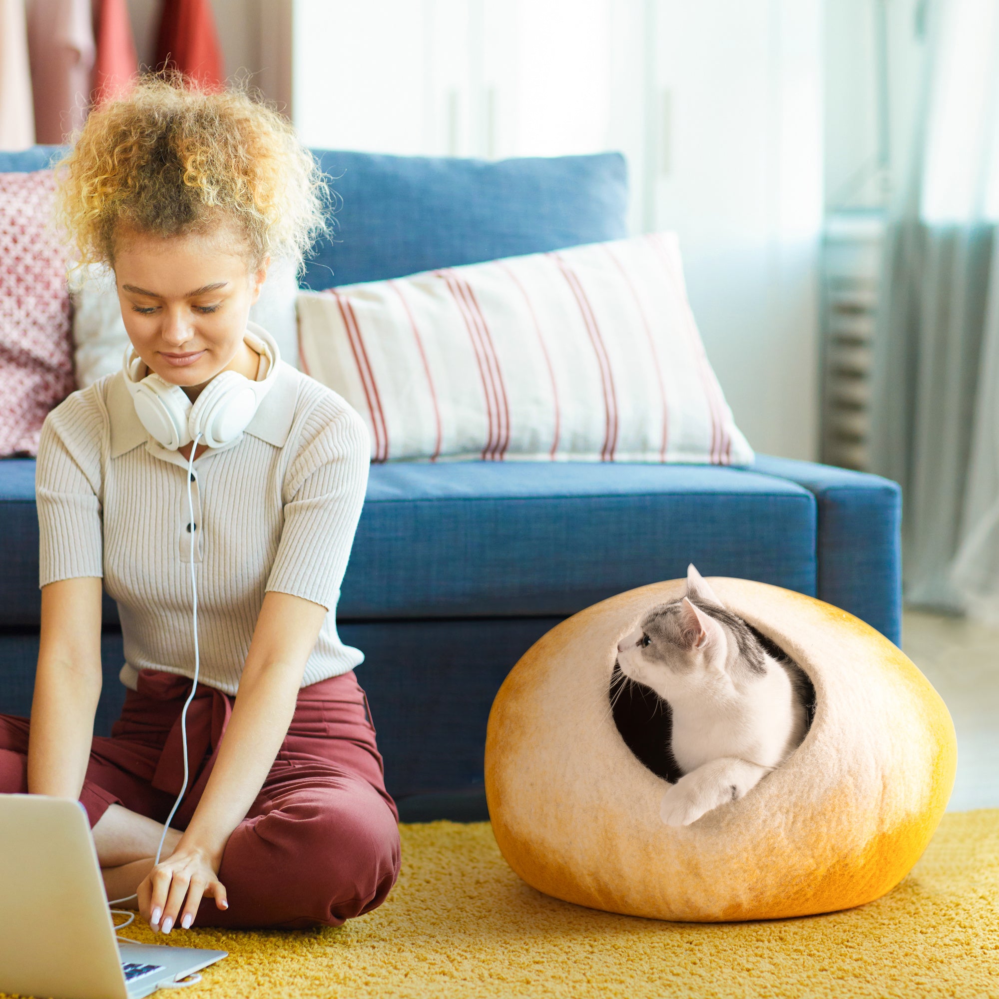 MewooFun Trendy Felt Cat Bed Cave in gray, showcasing its round shape and soft wool material, perfect for indoor cats.