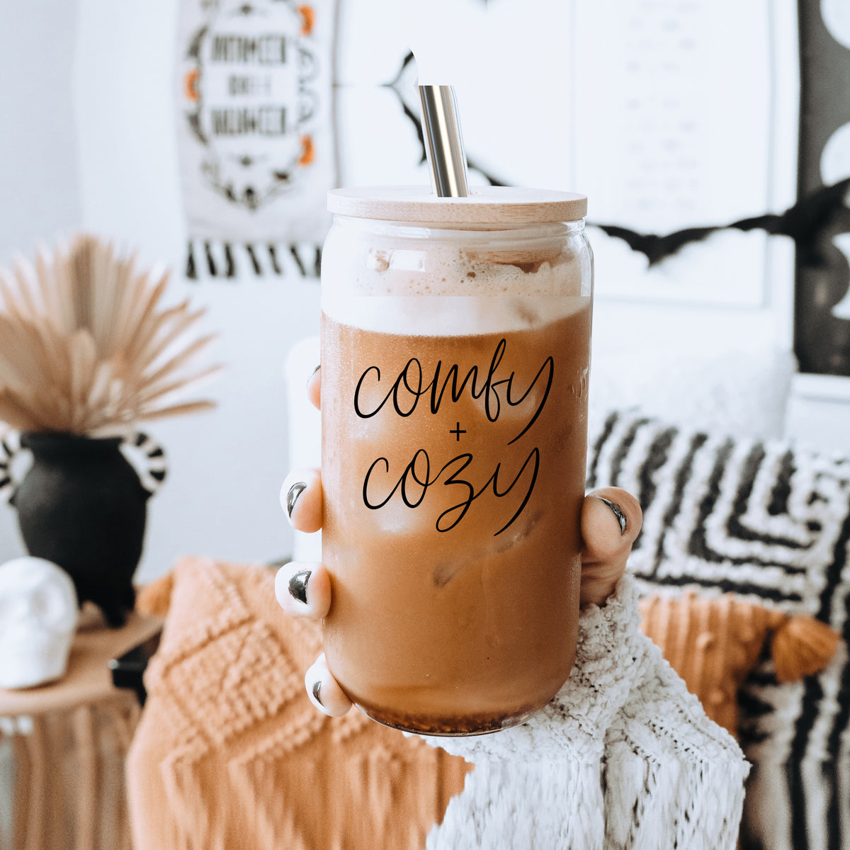 A stylish Comfy Cozy Cup made of high borosilicate glass with a bamboo lid and stainless steel straws, perfect for hot and cold beverages.