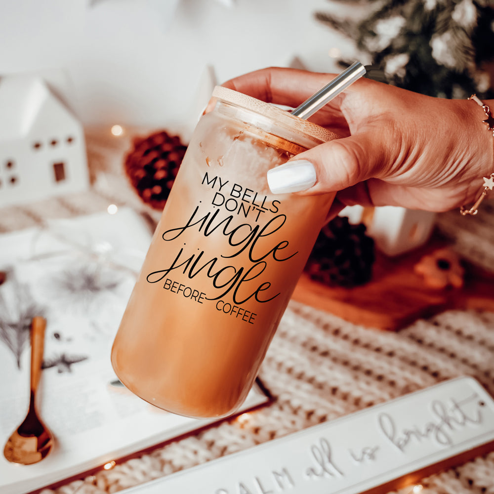 Jingle Jingle Set Cup with bamboo lid and stainless steel straws, showcasing its elegant design and high borosilicate glass material.