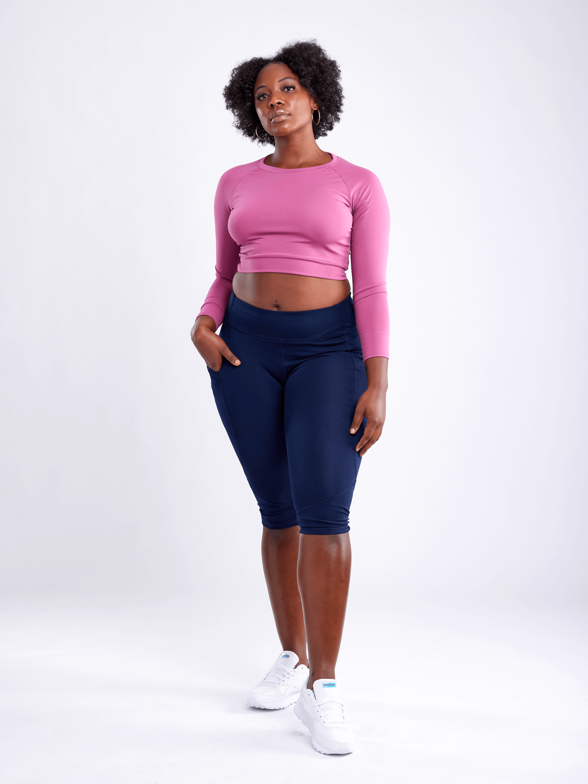 A stylish women's long-sleeve crop top in a soft, lightweight fabric, perfect for autumn outdoor activities and workouts.