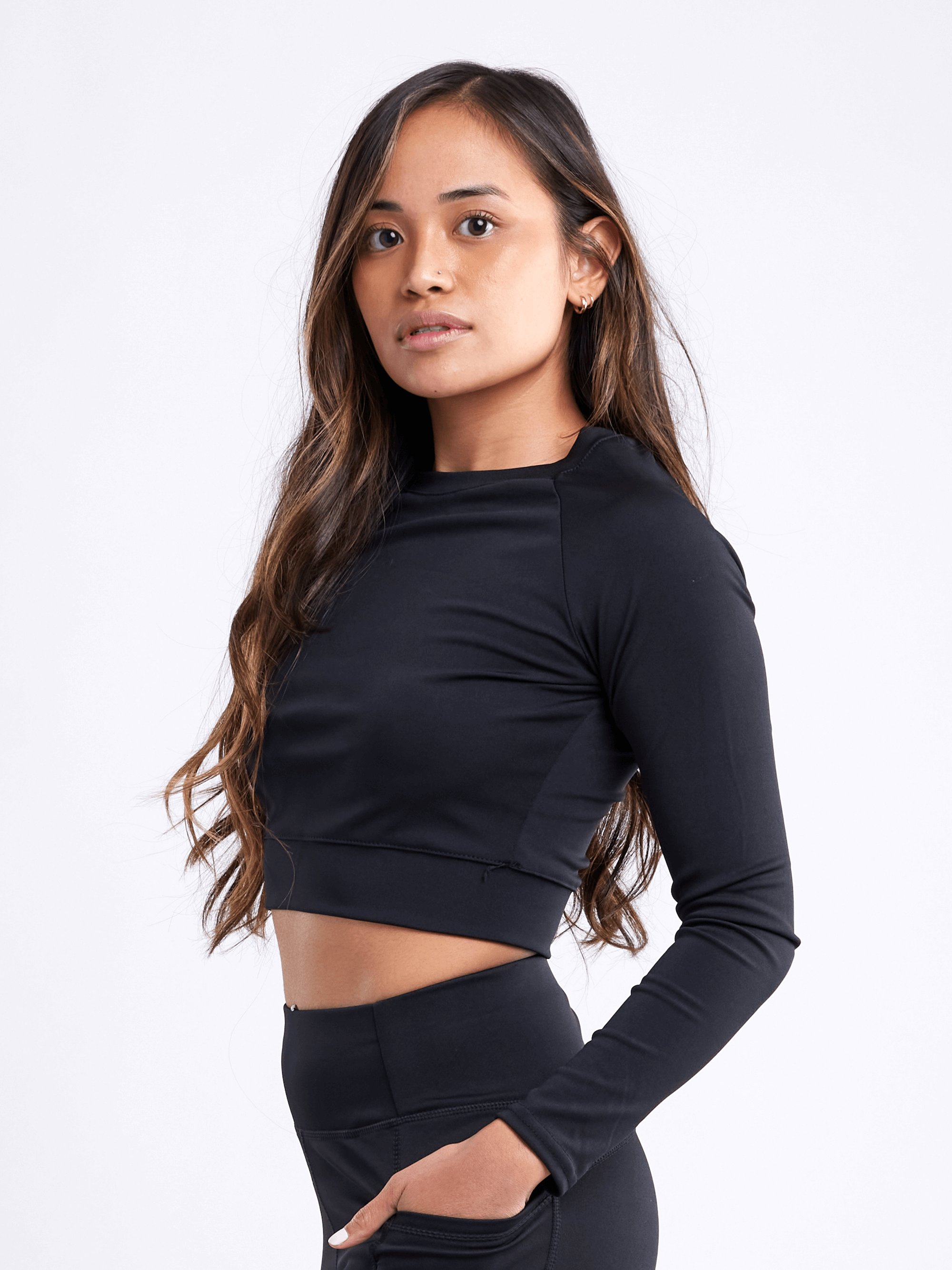 A stylish women's long-sleeve crop top in a soft, lightweight fabric, perfect for autumn outdoor activities and workouts.