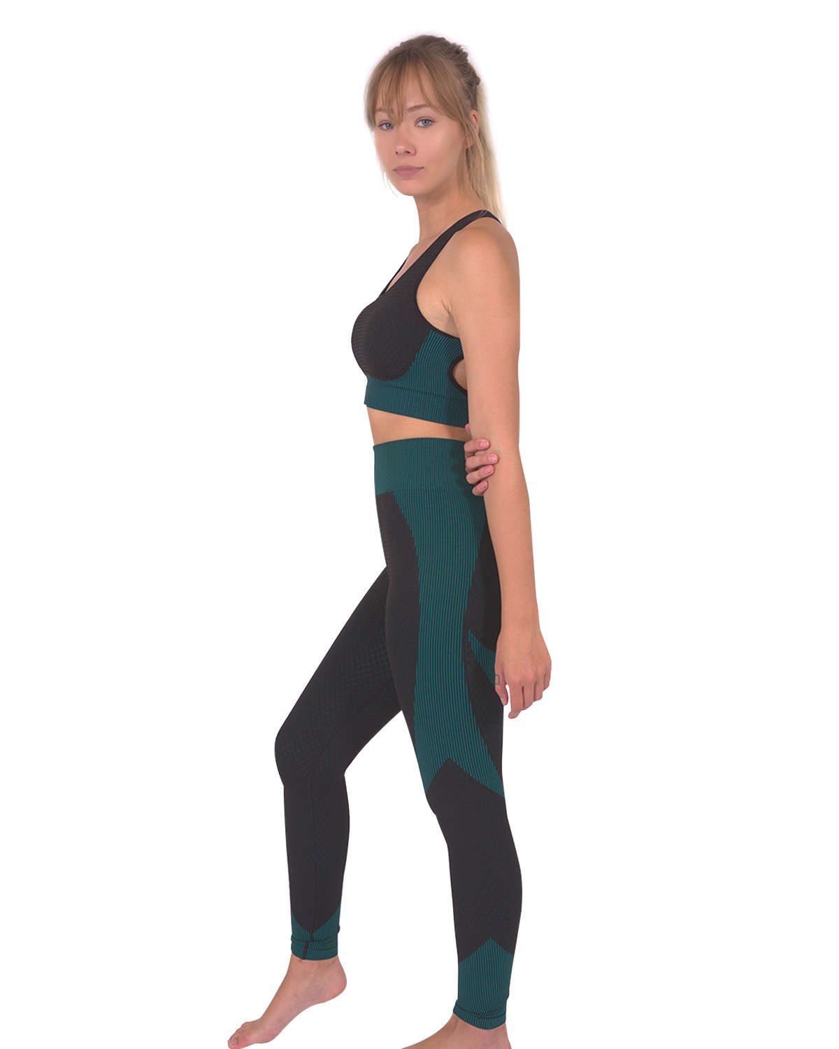 Trois Seamless Sports Bra in black and blue with stylish cross-over back straps, showcasing unique fabric designs.