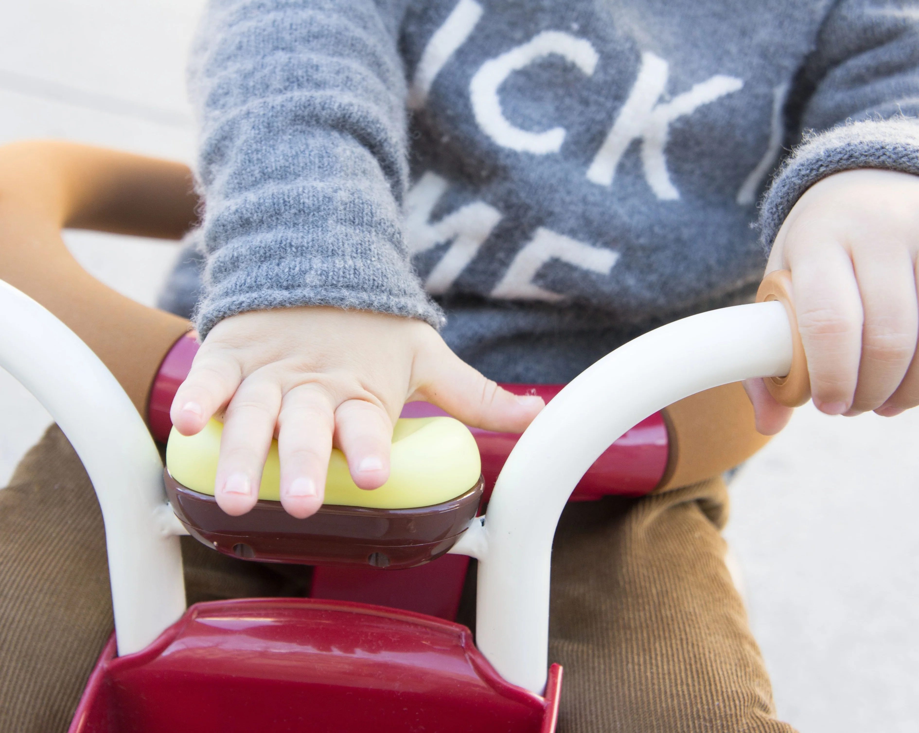 A stylish EVOLUTIVE TRICYCLE designed for kids, featuring a retro look with modern colors, safety bar, adjustable push handle, and comfortable saddle.