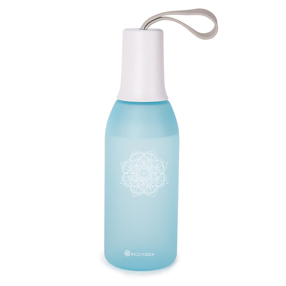 BiggYoga Karma Plastik Wasserflasche in ansprechendem Design, BPA-frei und umweltfreundlich, ideal für Sport und Alltag.