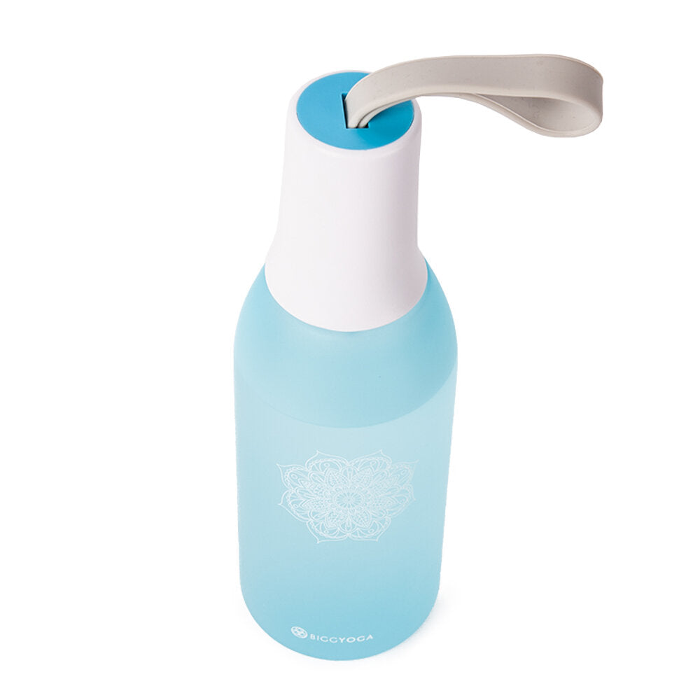 BiggYoga Karma Plastik Wasserflasche in ansprechendem Design, BPA-frei und umweltfreundlich, ideal für Sport und Alltag.