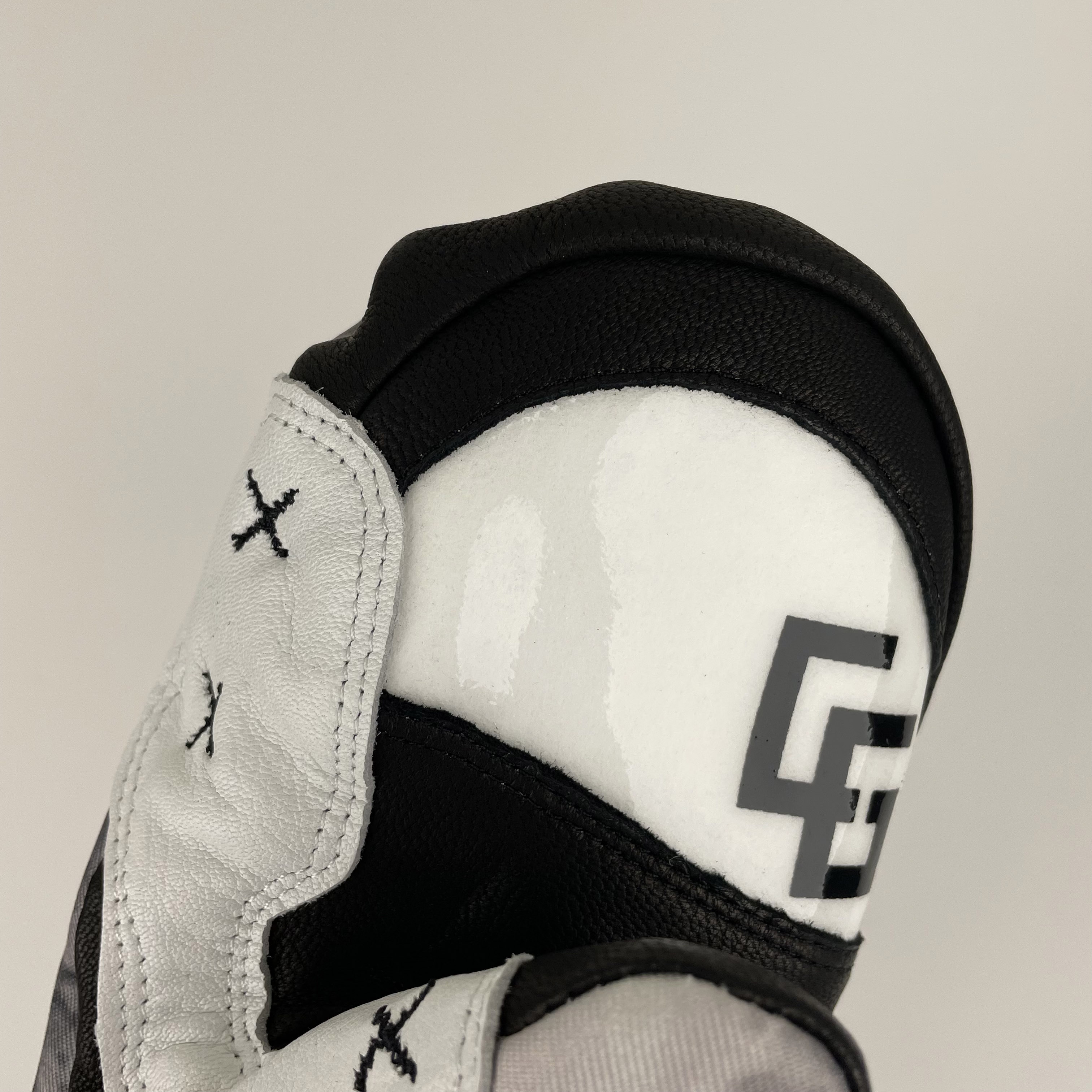 A pair of Park Mittens showcasing genuine leather and polyester twill outer shell, designed for snowboarding with a breathable waterproof membrane.