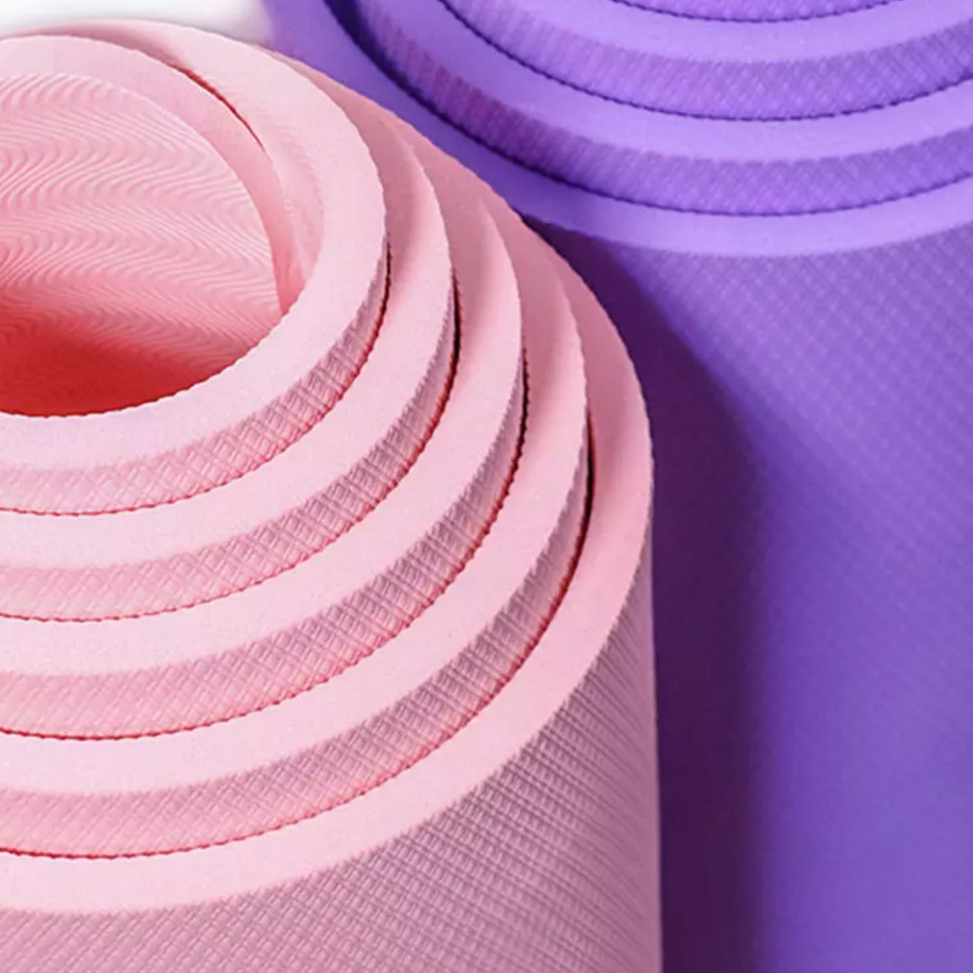 Tapis de yoga en TPE, souple et anti-dérapant, disponible en rose et violet, idéal pour le yoga et le pilates.